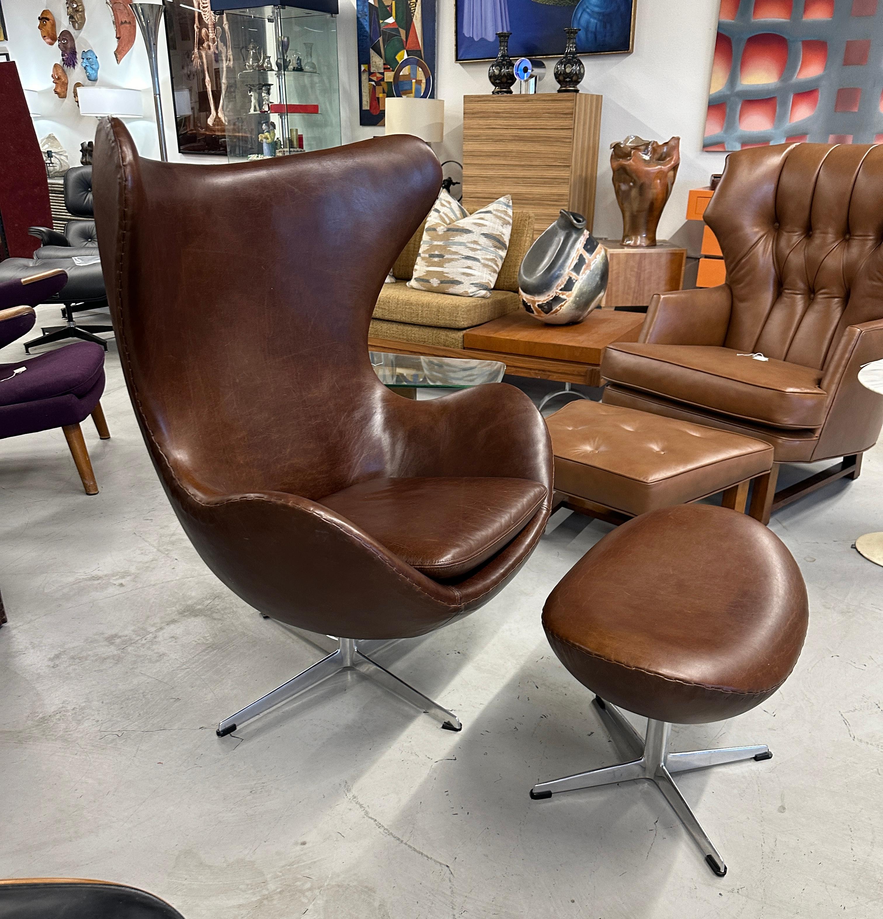 Un magnifique fauteuil Egg en cuir marron conçu par Arne Jacobsen et produit par Fritz Hansen au Danemark. Cet exemplaire provient d'une magnifique propriété de Palm Springs et porte un Label de Fritz Hansen avec le code de date 0865 qui le date de