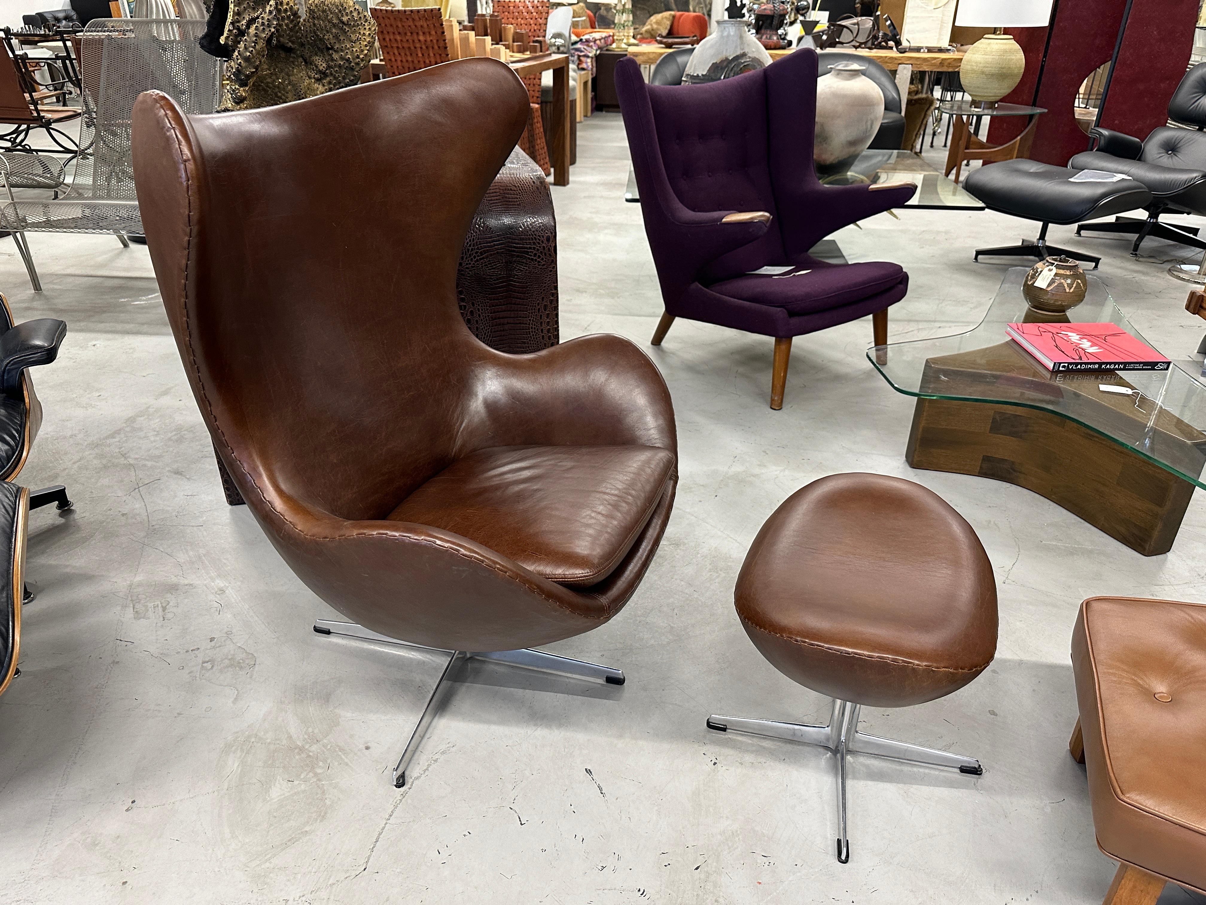 Mid-Century Modern 1965 Arne Jacobsen for Fritz Hansen Leather Egg Chair and Ottoman  For Sale