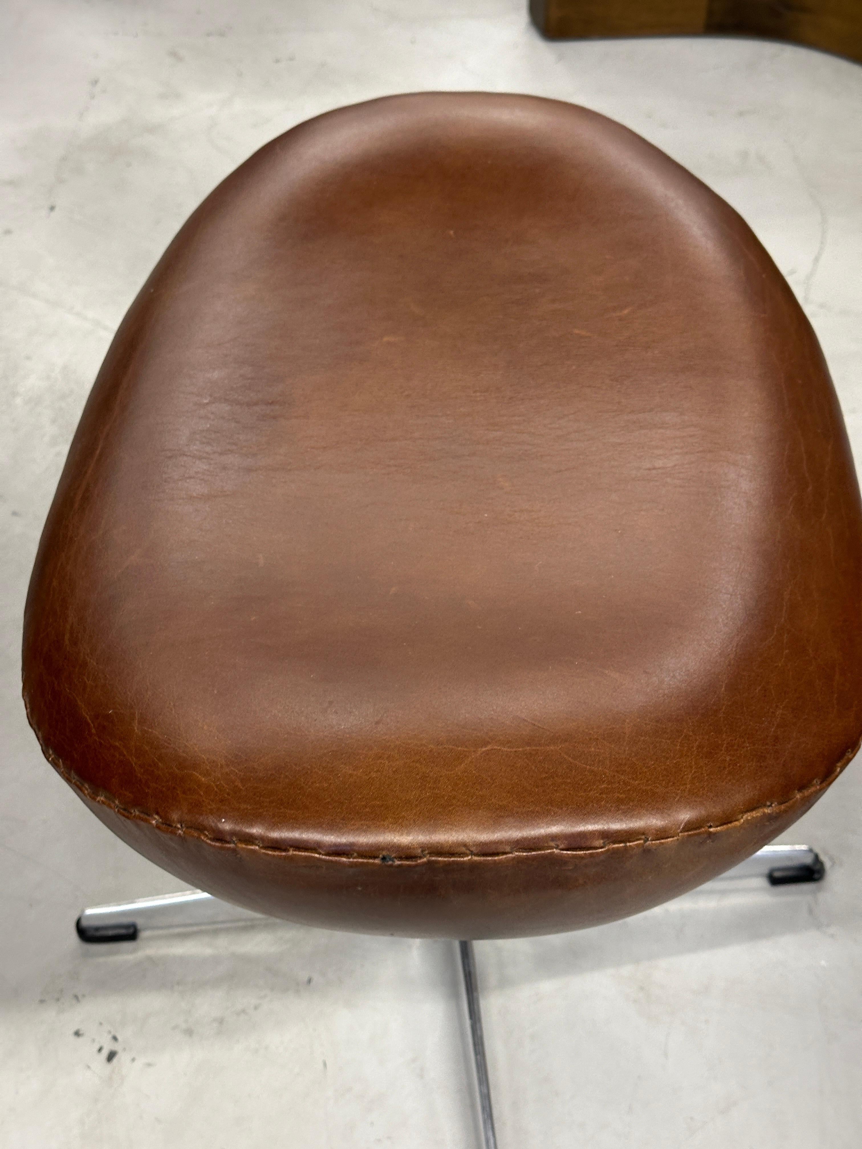 Fait main Chaise œuf et pouf en cuir Arne Jacobsen pour Fritz Hansen, 1965  en vente