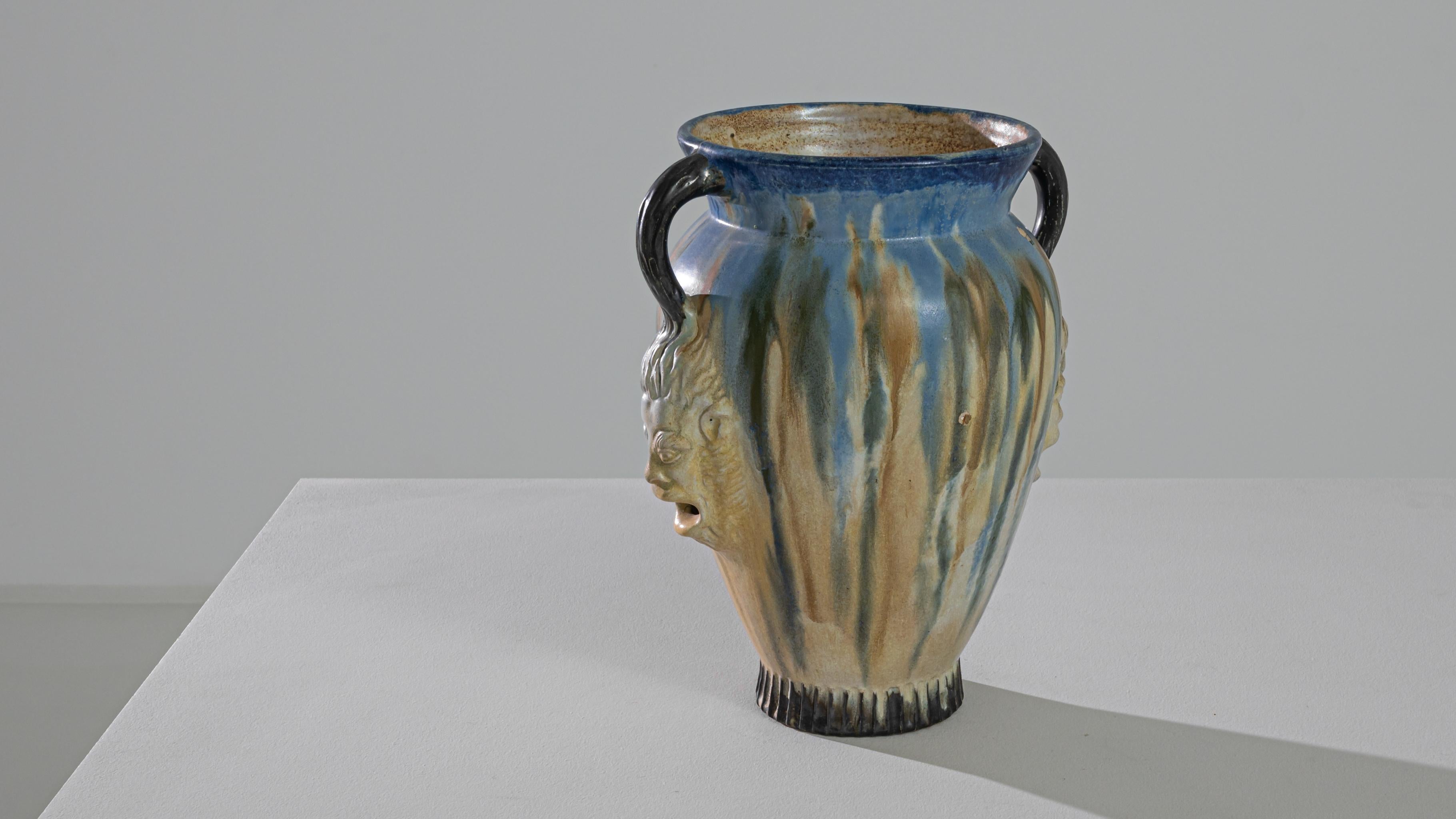 Treten Sie ein in die fesselnde Welt dieser belgischen Keramikvase aus dem Jahr 1965, ein wahres Meisterwerk an Design und Handwerkskunst. Die Vase ist in einen faszinierenden Tanz aus blauen und weißen Farbtönen gekleidet, die nahtlos ineinander