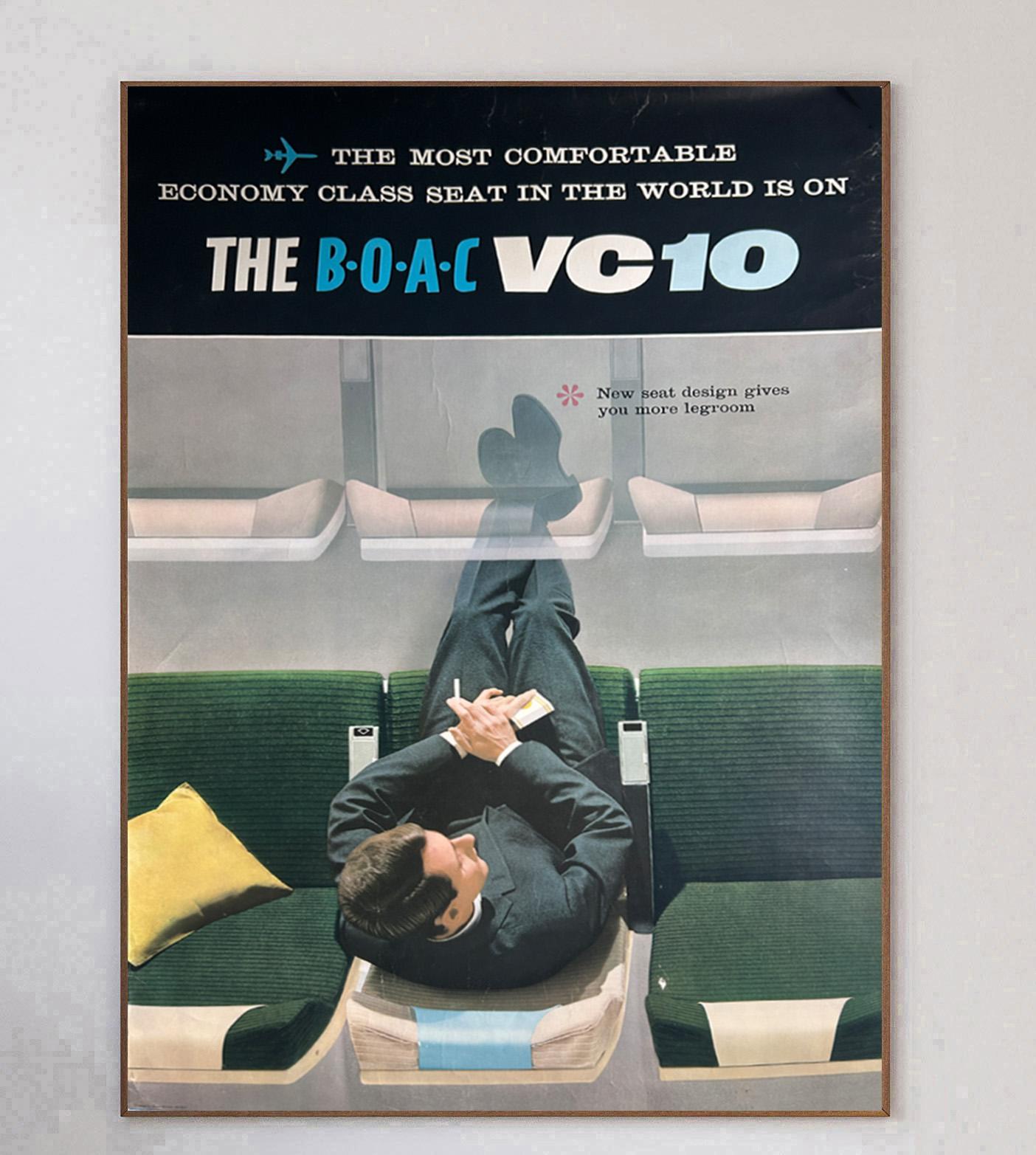 Bellissima meraviglia di metà secolo della BOAC, la British Overseas Airways Corporation. Questo brillante disegno è stato creato nel 1965 per pubblicizzare i sedili di classe economica aggiornati dei modelli VC10, con la scritta 