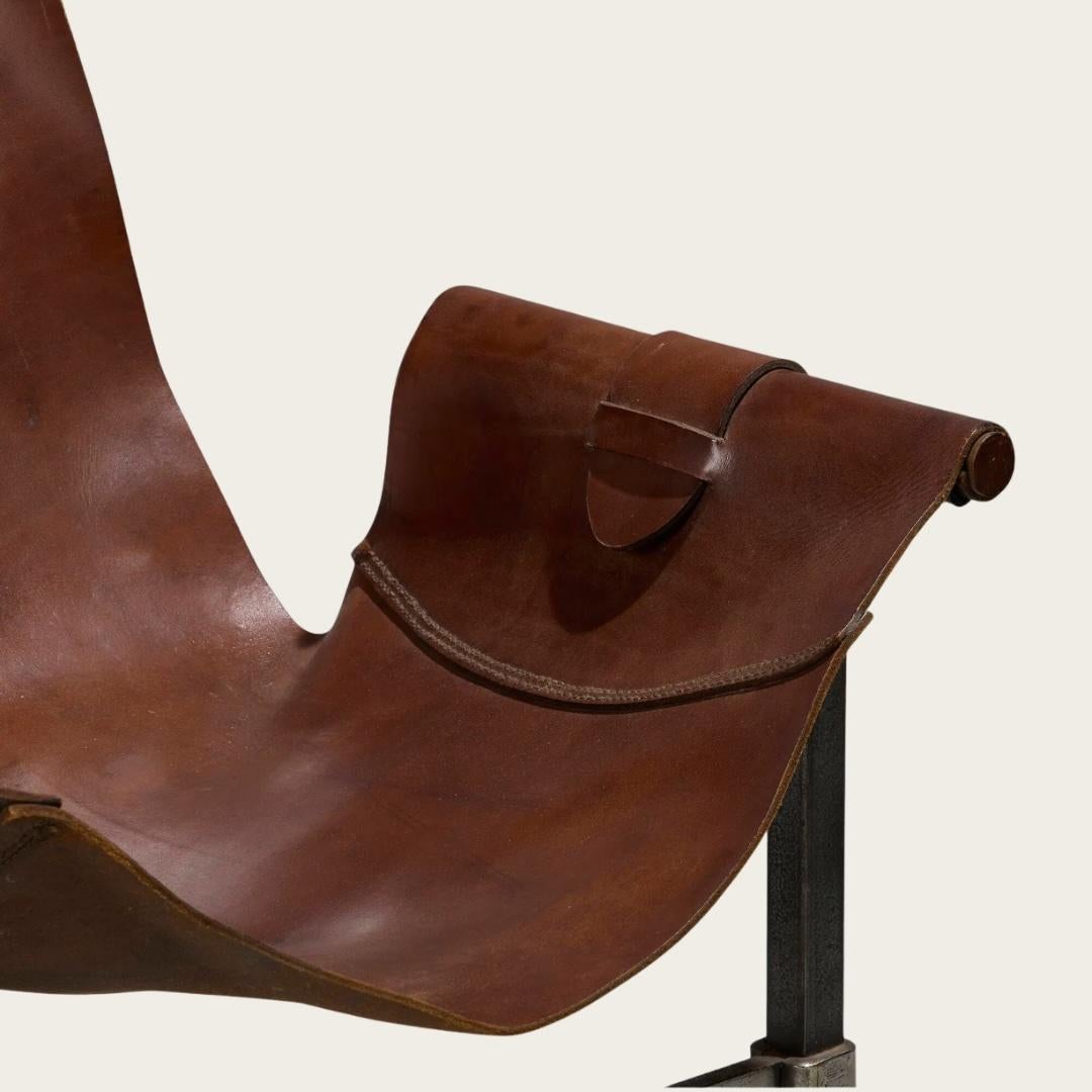 Metà XX secolo Sedia brutalista del 1965 con fionda in pelle e acciaio in vendita