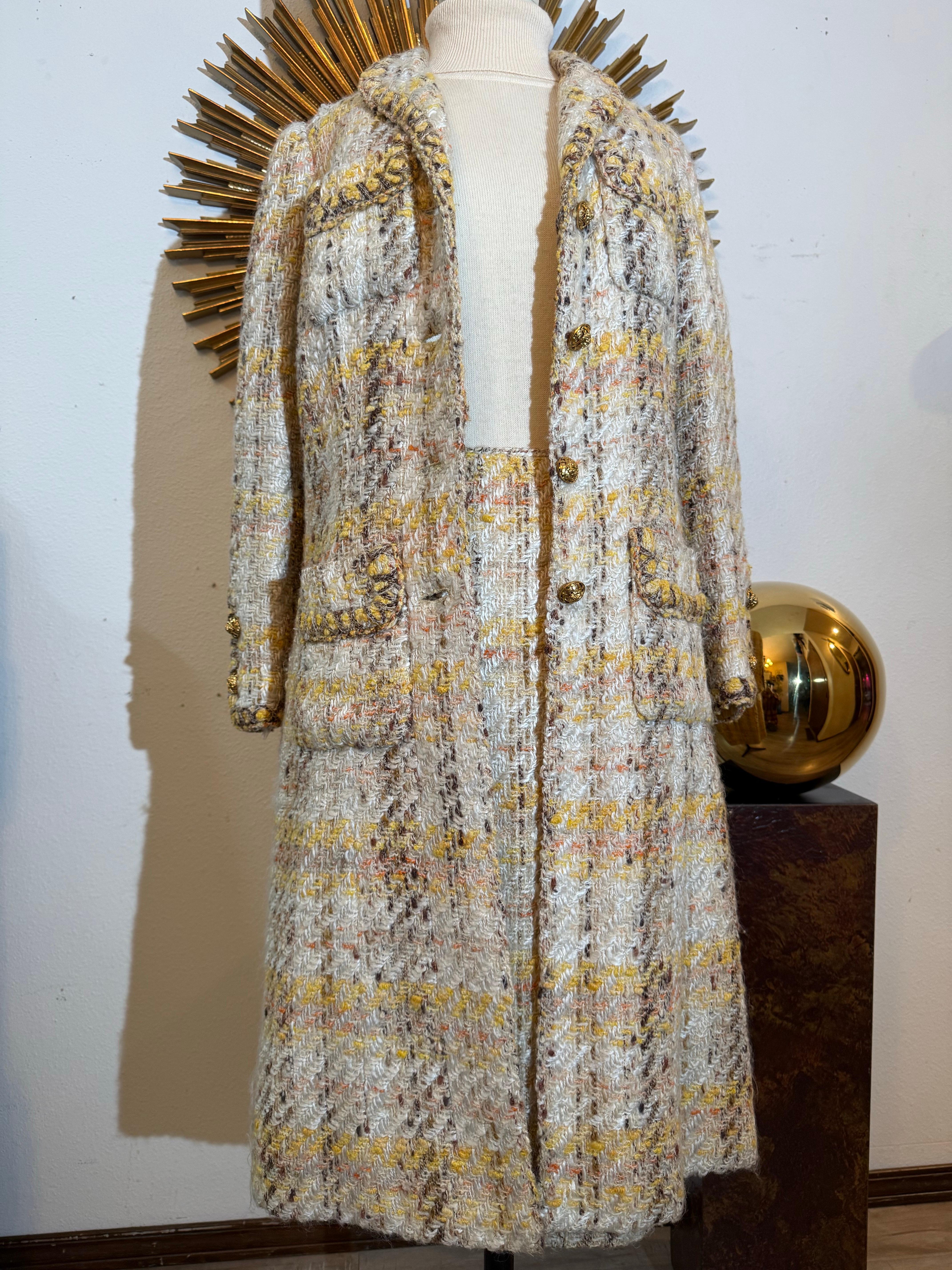1965 Chanel Iconic Autumnal Tweed Long Coat & A-Line Skirt Set in stile classico In condizioni ottime in vendita a Gresham, OR