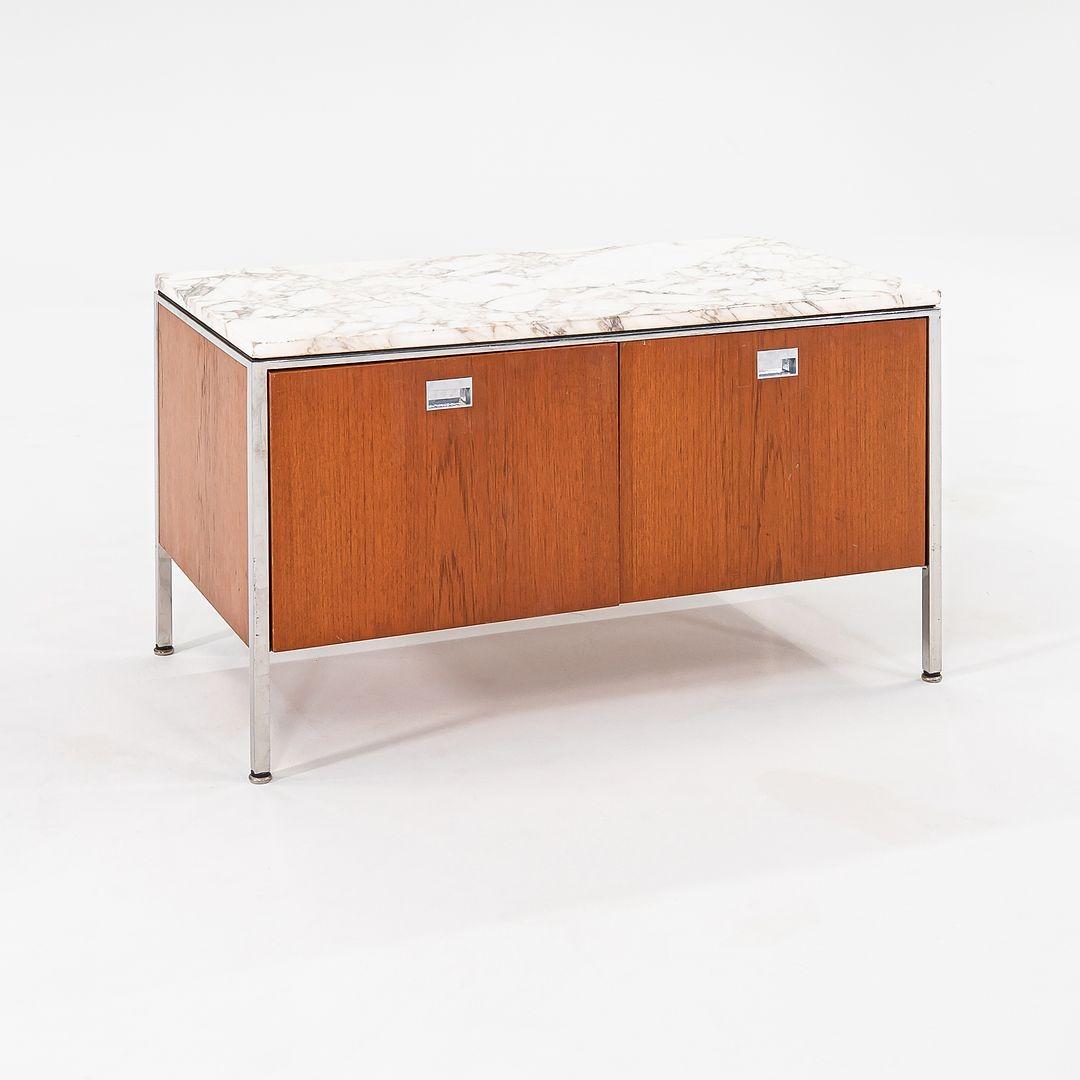Si tratta di credenze personalizzate a due posizioni, progettate nel 1965 da Gordon Bunshaft e Davis Allen di Skidmore, Owings & Merrill. Il prezzo indicato comprende una credenza, ma ne abbiamo due disponibili per l'acquisto. Presentano fianchi in