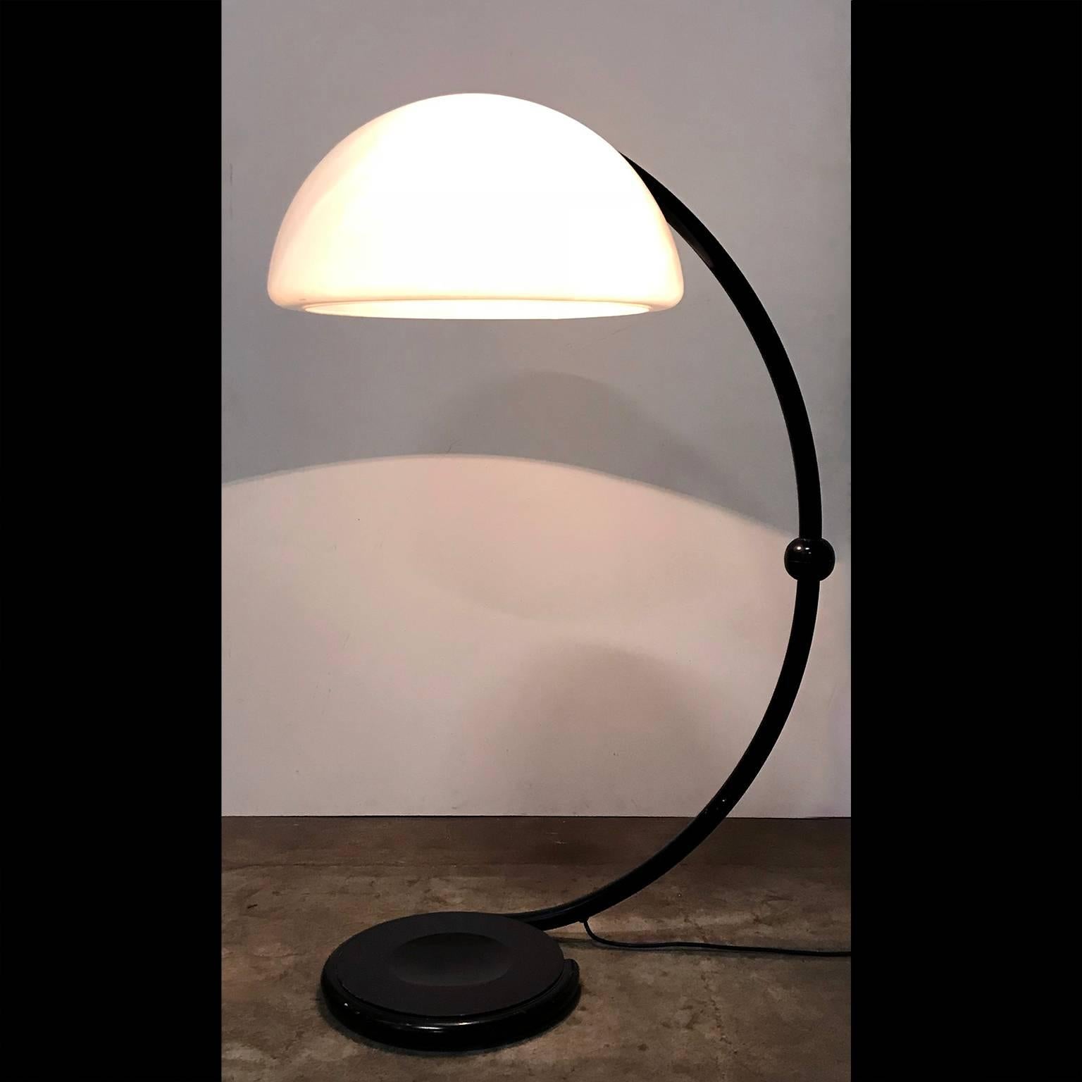 1965, Elio Martinelli für Martinelli Luce, Stehlampe mit schwarzem Sockel und Kunststoffschirm im Angebot 3