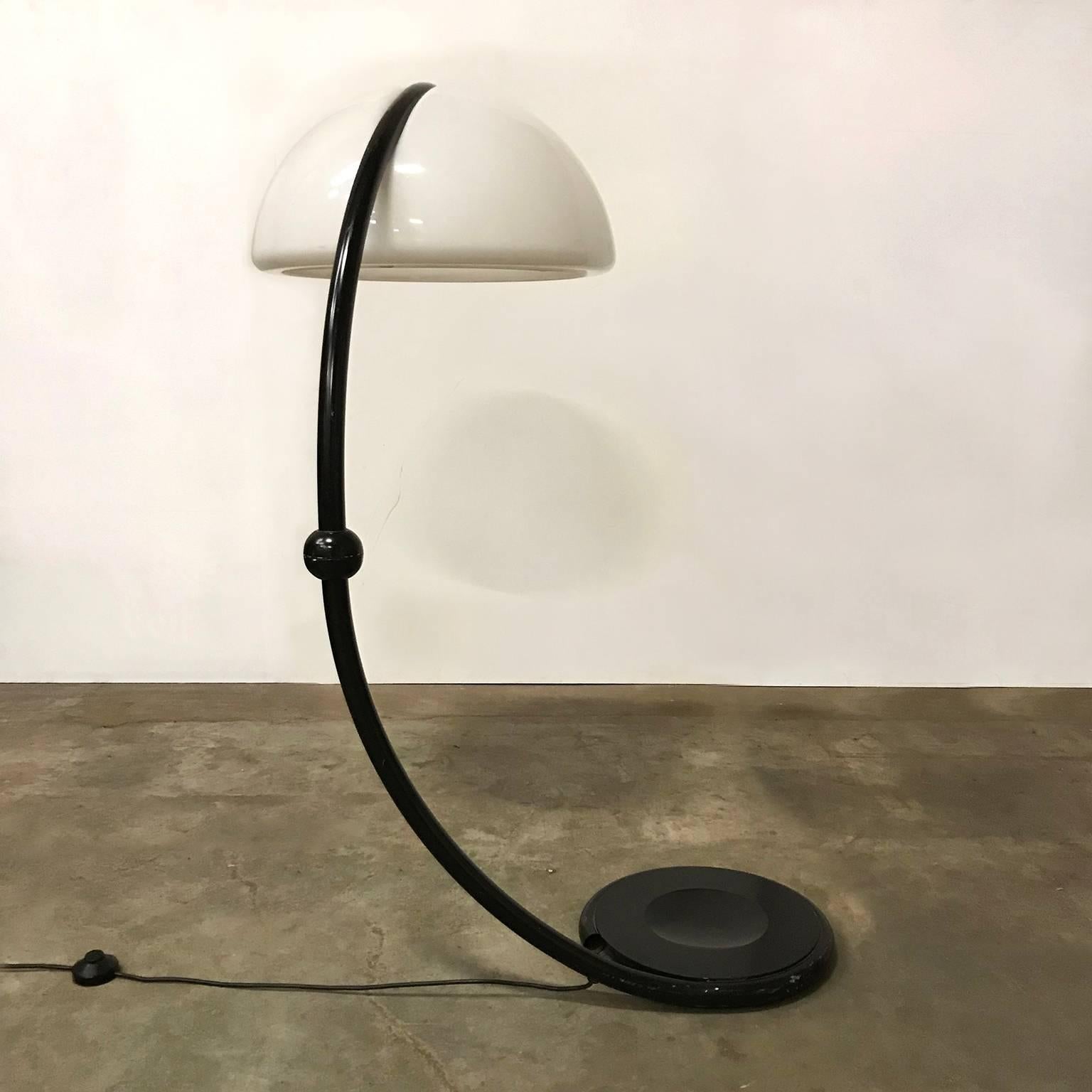 1965, Elio Martinelli für Martinelli Luce, Stehlampe mit schwarzem Sockel und Kunststoffschirm (Mitte des 20. Jahrhunderts) im Angebot