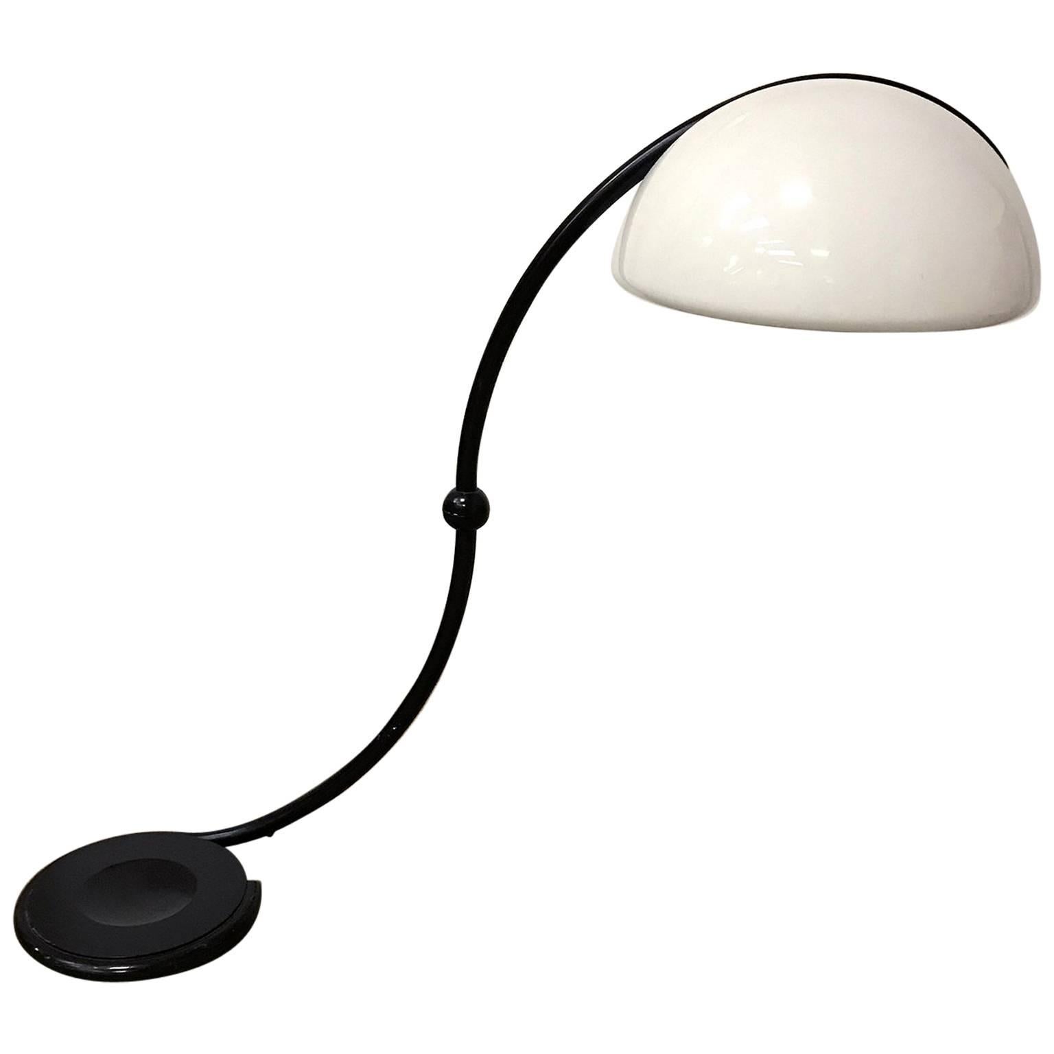 1965, Elio Martinelli für Martinelli Luce, Stehlampe mit schwarzem Sockel und Kunststoffschirm