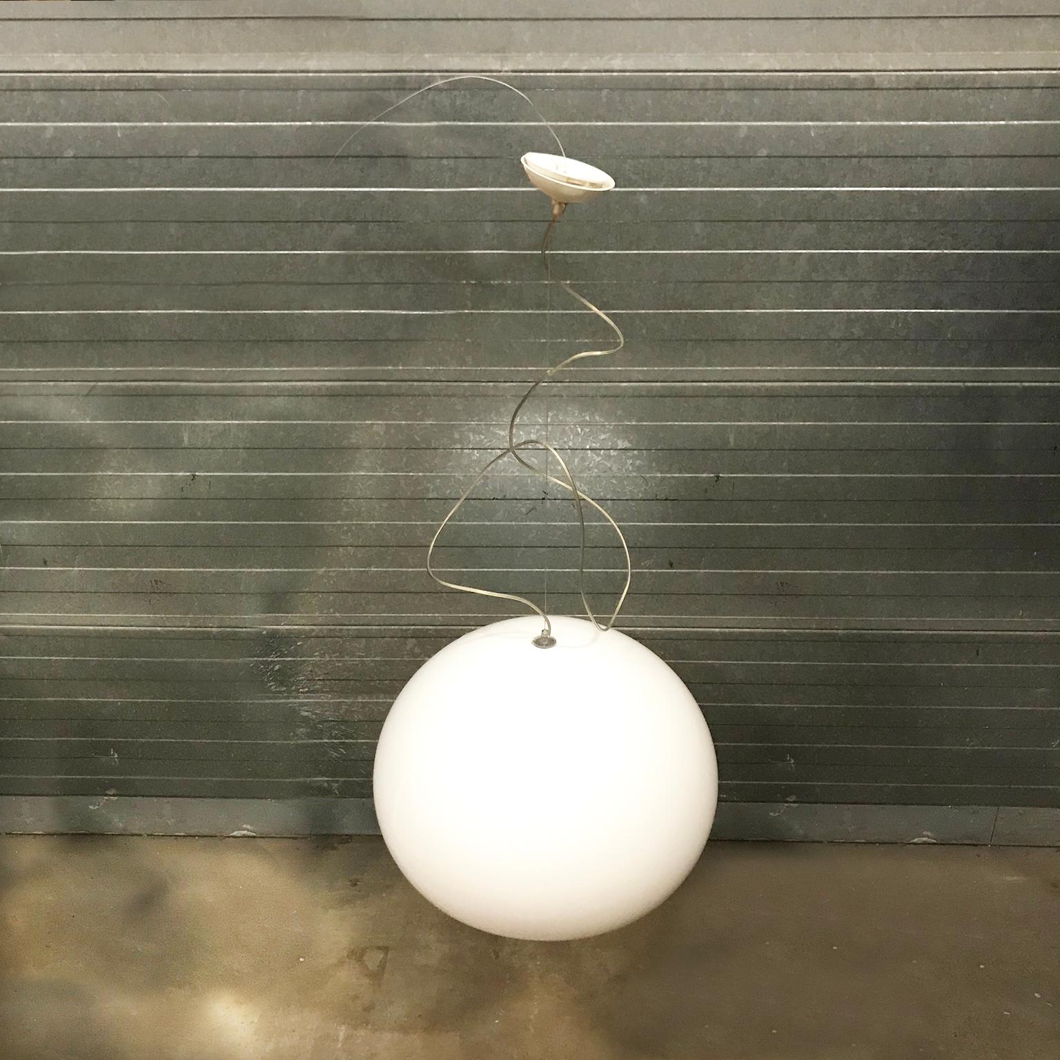 Beautiful plastic spherical-shaped lamp with white shade. The lamp has as part of the design an extra length of cable that are draped around a centre wire. 
The height of the shade is 32 cm and the diameter is 48 in the middle and 34 cm at the