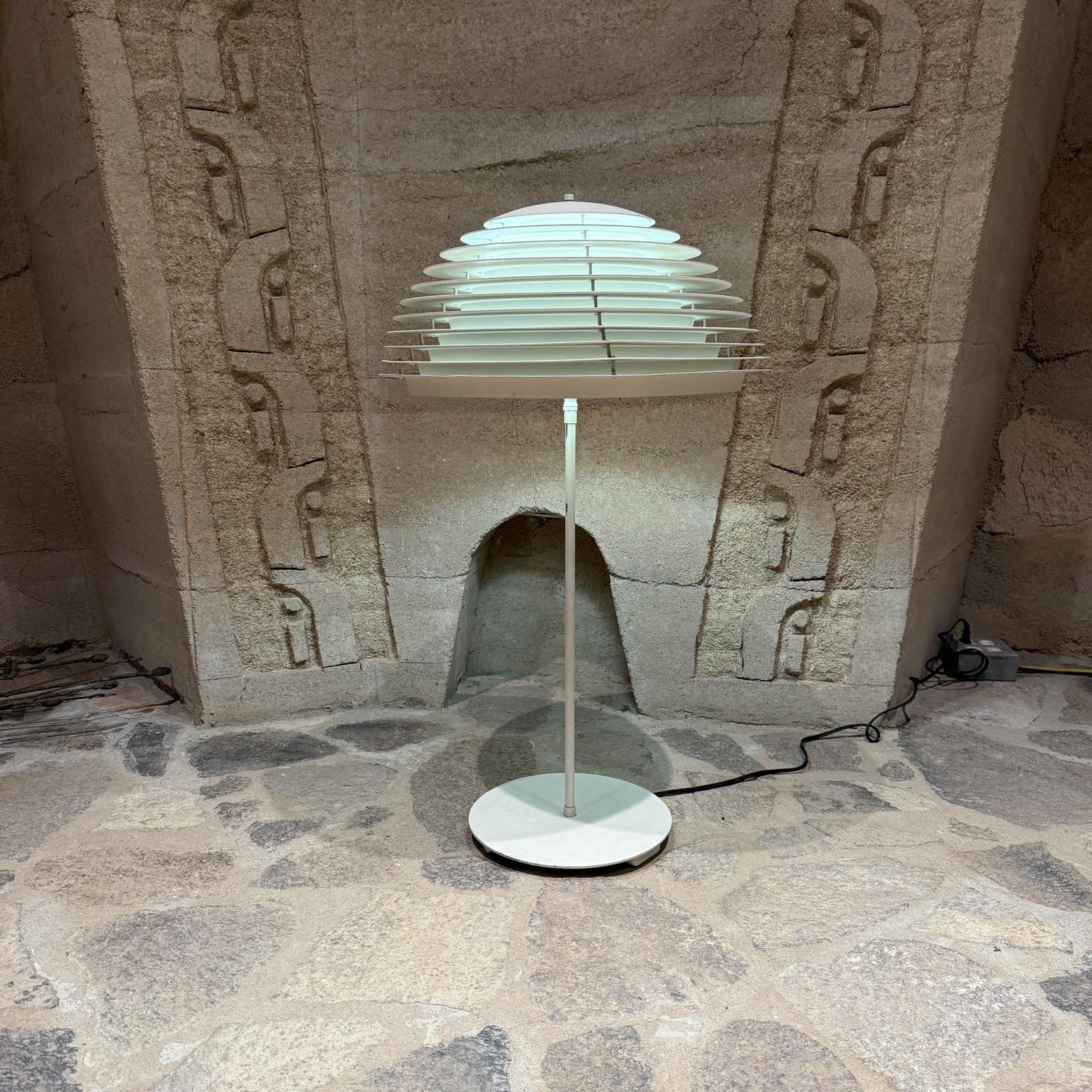 Pour votre considération, un lampadaire vintage Fog & Morup conçu par Jon Olafsson et Petur B. Luthersson.
Entreprise danoise de luminaires au design nordique scandinave intemporel. Modèle de lampe de table très rare. On trouve généralement des