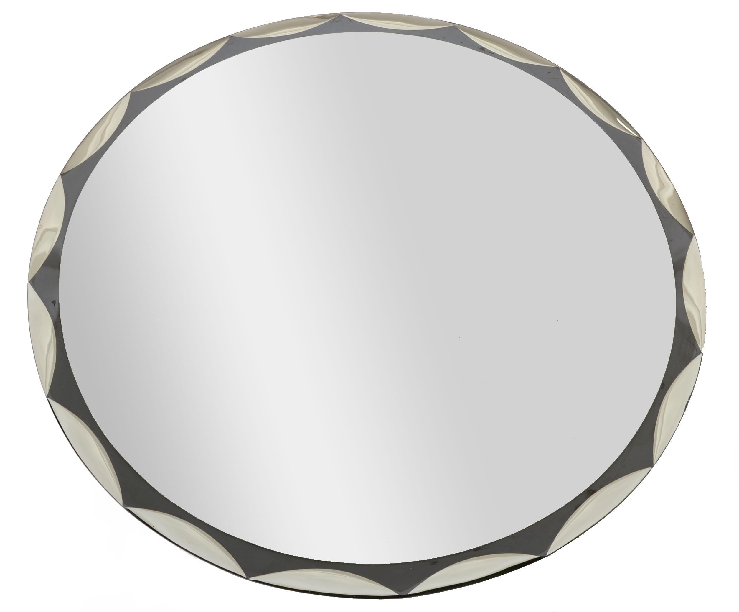 Miroir mural rond biseauté attribué à Fontana Arte, de style Art déco italien.
Ce superbe miroir rond italien d'époque 1965, de style moderne du milieu du siècle, présente un extérieur en miroir fumé et un intérieur en miroir biseauté argenté