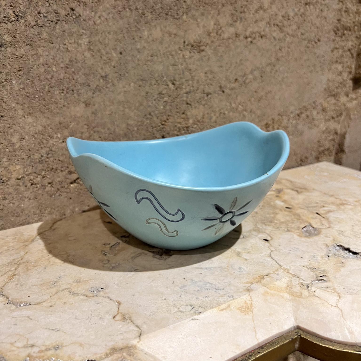 1965 Hand Painted Baby Blue Bowl Art Pottery Signed Bea Grant In Good Condition For Sale In Chula Vista, CA