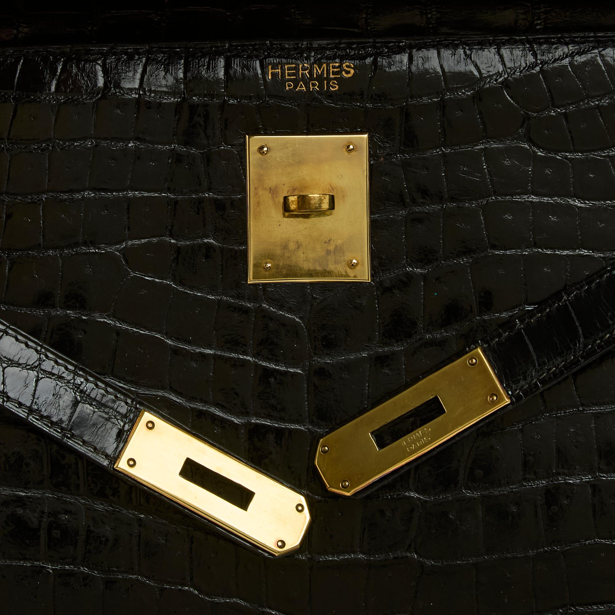 Femenino o masculino 1965 Hermes Sac Kelly 32 Precioso bolso de mano de cuero negro y correa Prístina en venta