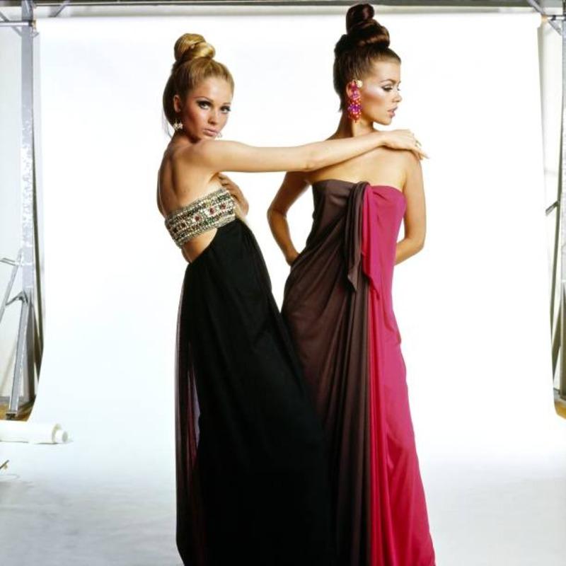 1964 James Galanos, abito in seta plissé nero della COUTURE, con taglio sui fianchi 10