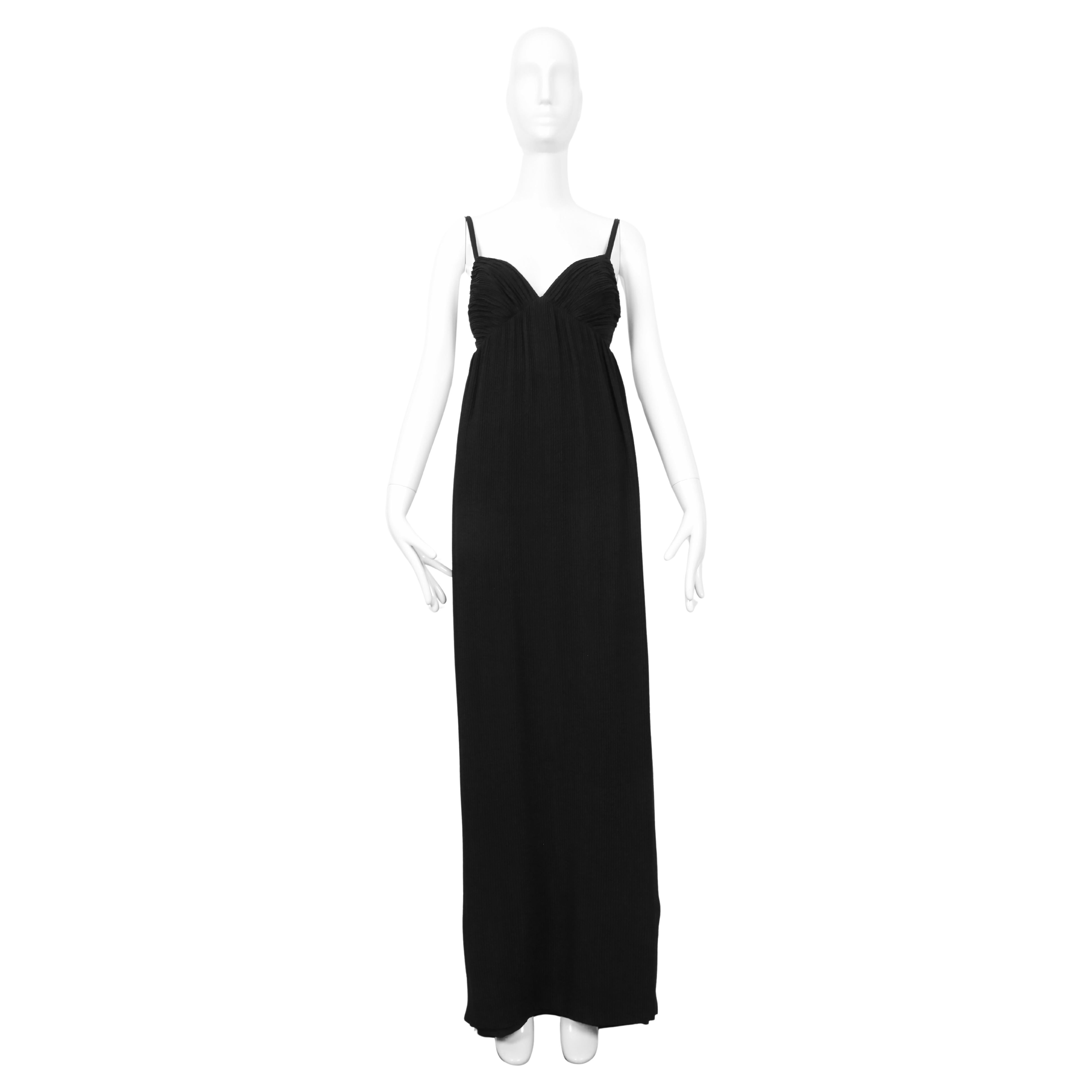 Splendido maxi abito in seta plissé nero come il marmo, con spacchi laterali, disegnato da James Galanos e risalente al 1964. L'abito esatto è conservato negli archivi del museo MET. Questo vestito ha una silhouette molto forte. Il reggiseno