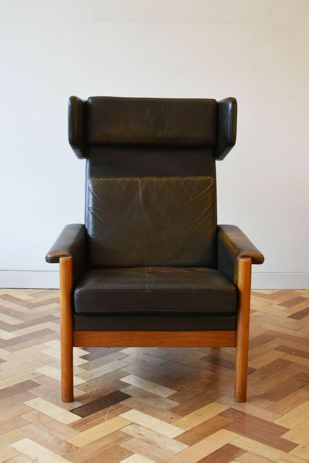 A 1960's Kurt Østervig Model 550 wingback leather armchair for Slagelse Møbelværk. 

This stunning Danish vintage leather wing backed armchair features a teak frame and Upholstered in its original deep green/brown leather, the armchair boasts