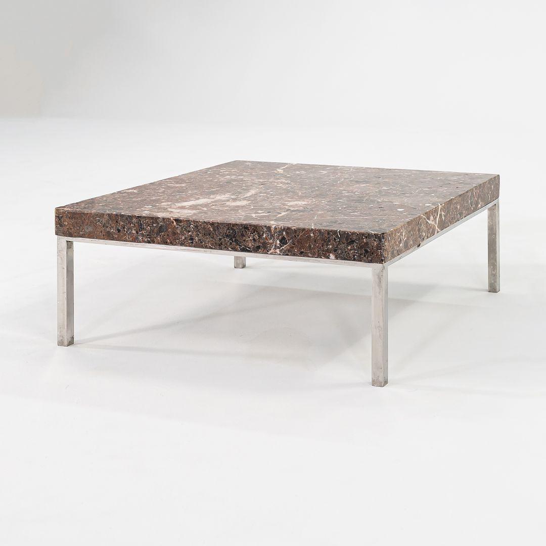 Il s'agit d'une table basse minimaliste conçue sur mesure, présentant une impressionnante plaque de marbre Emperador espagnol, juchée sur un cadre en acier inoxydable soudé et poli à la main. Il a été conçu vers 1965 par Davis Allen et Gordon