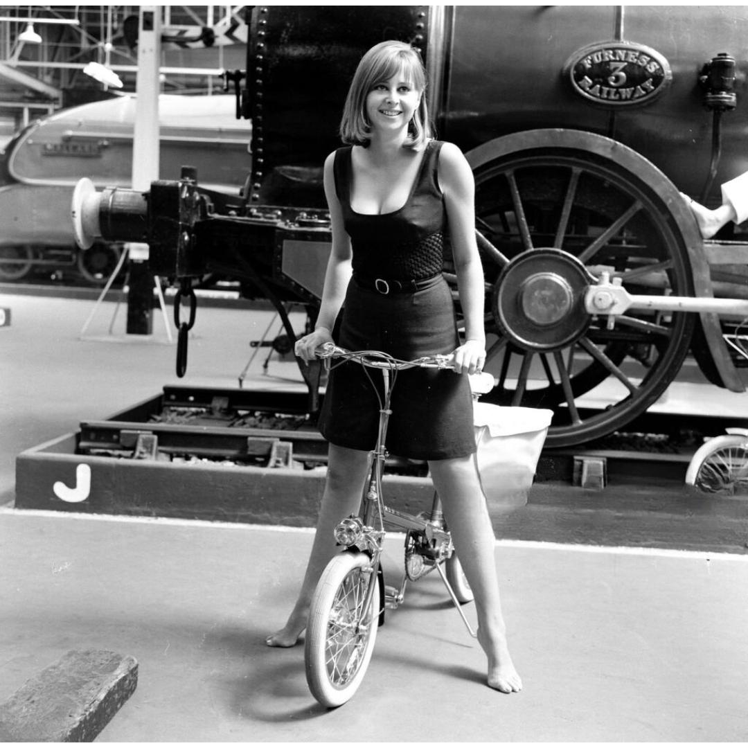 1965 Mary Quant Dokumentierter schwarzer Playsuit mit gehäkeltem Mieder im Angebot 1