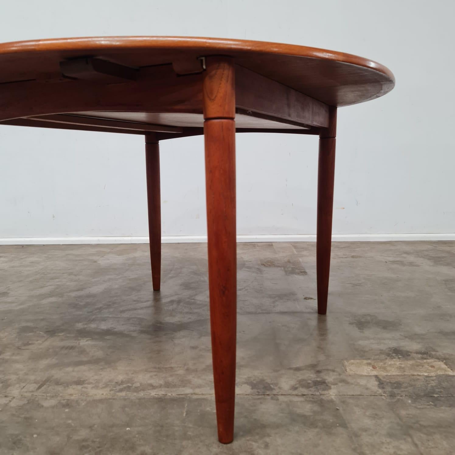 Mid-Century Modern 1965 Midcentury Round Chiswell Dining Table