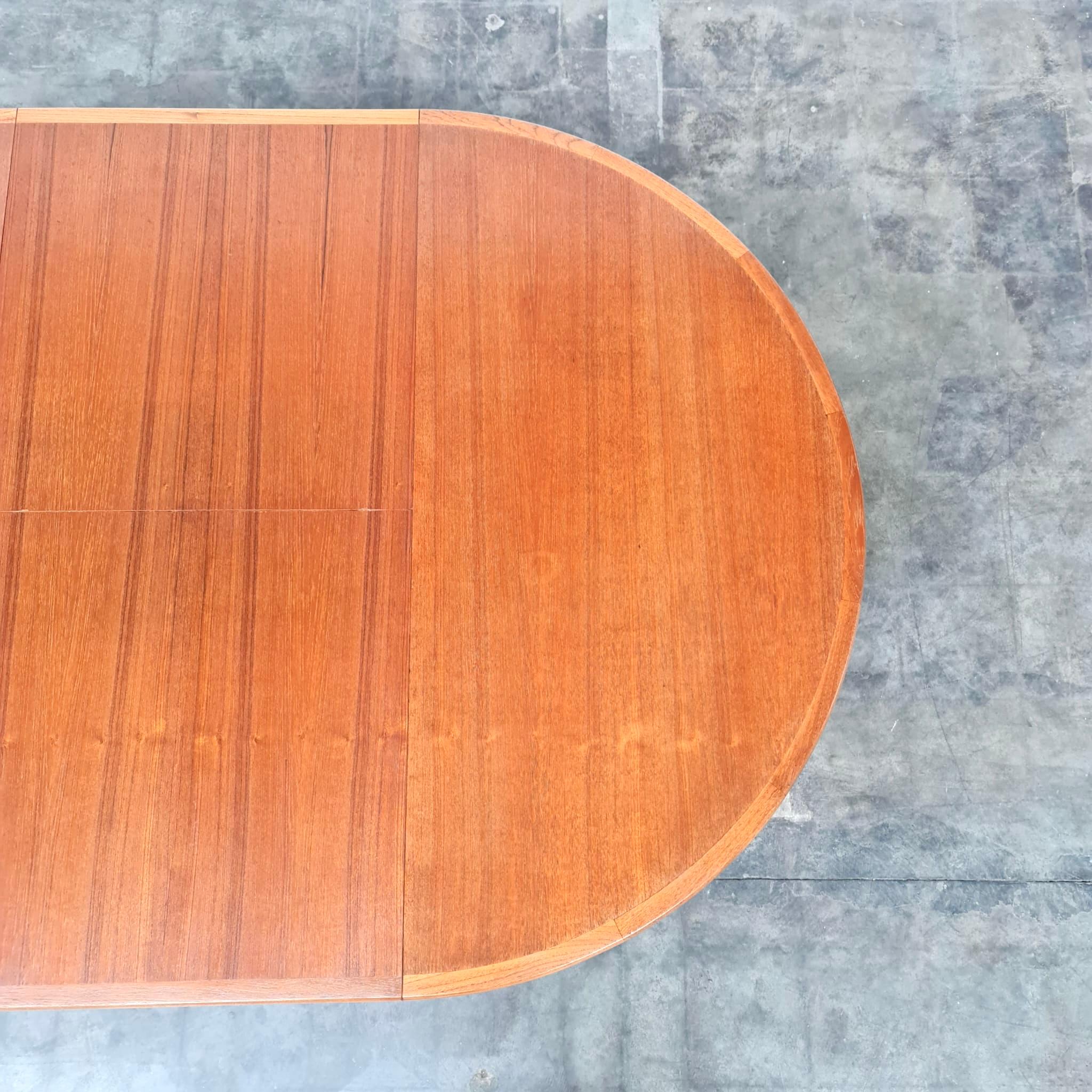Mid-20th Century 1965 Midcentury Round Chiswell Dining Table