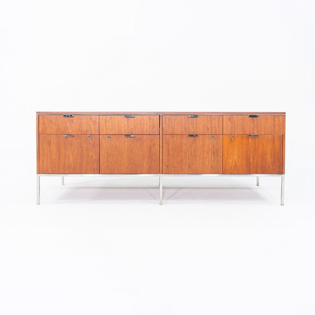 Moderne 1965 Roger Sprunger Crédence à huit tiroirs en noyer de Yamasaki Building 75x28x28 en vente