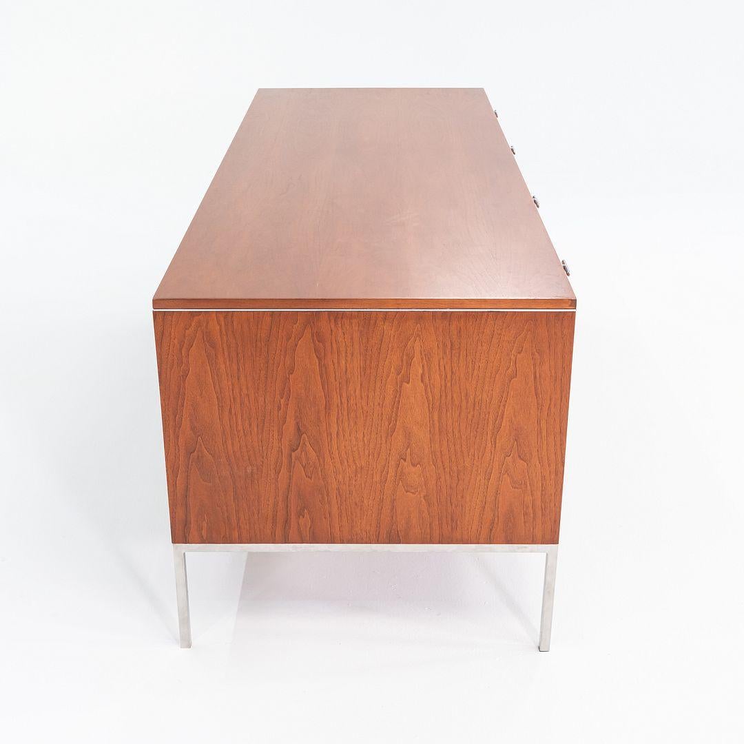 1965 Roger Sprunger Crédence à huit tiroirs en noyer de Yamasaki Building 75x28x28 Bon état - En vente à Philadelphia, PA