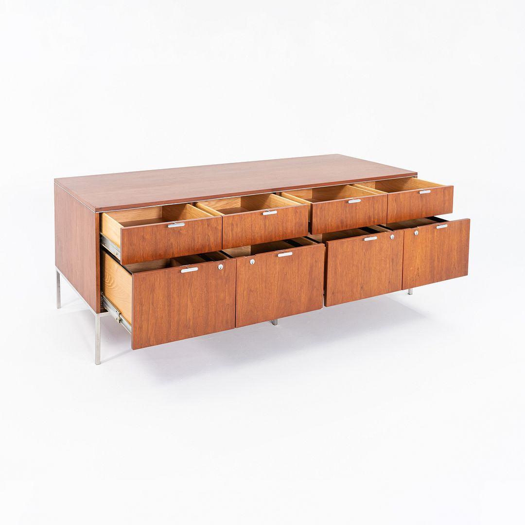 1965 Roger Sprunger Crédence à huit tiroirs en noyer de Yamasaki Building 75x28x28 en vente 1
