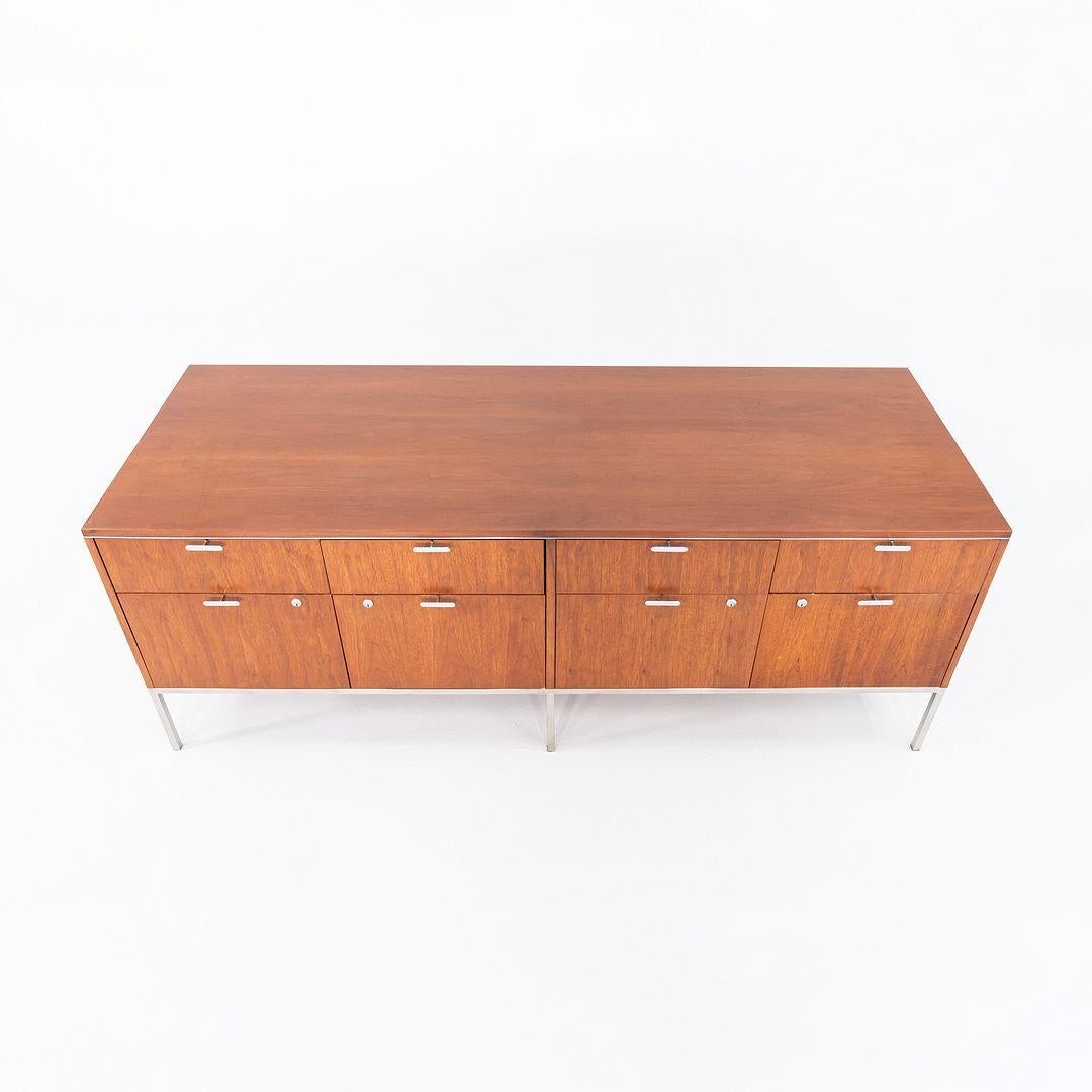 1965 Roger Sprunger Crédence à huit tiroirs en noyer de Yamasaki Building 75x28x28 en vente 2