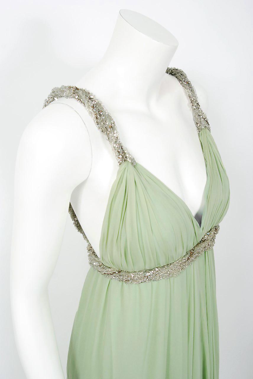 Beige Sarmi Couture - Robe en mousseline de soie verte écume de mer à manches basses et ornée de bijoux, années 1960 en vente