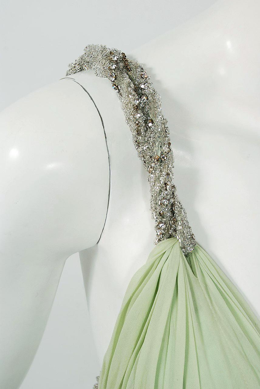 Sarmi Couture Meerschaumgrünes, juwelenbesetztes, tief ausgeschnittenes Seiden-Chiffon-Kleid, 1960er Jahre im Zustand „Gut“ im Angebot in Beverly Hills, CA