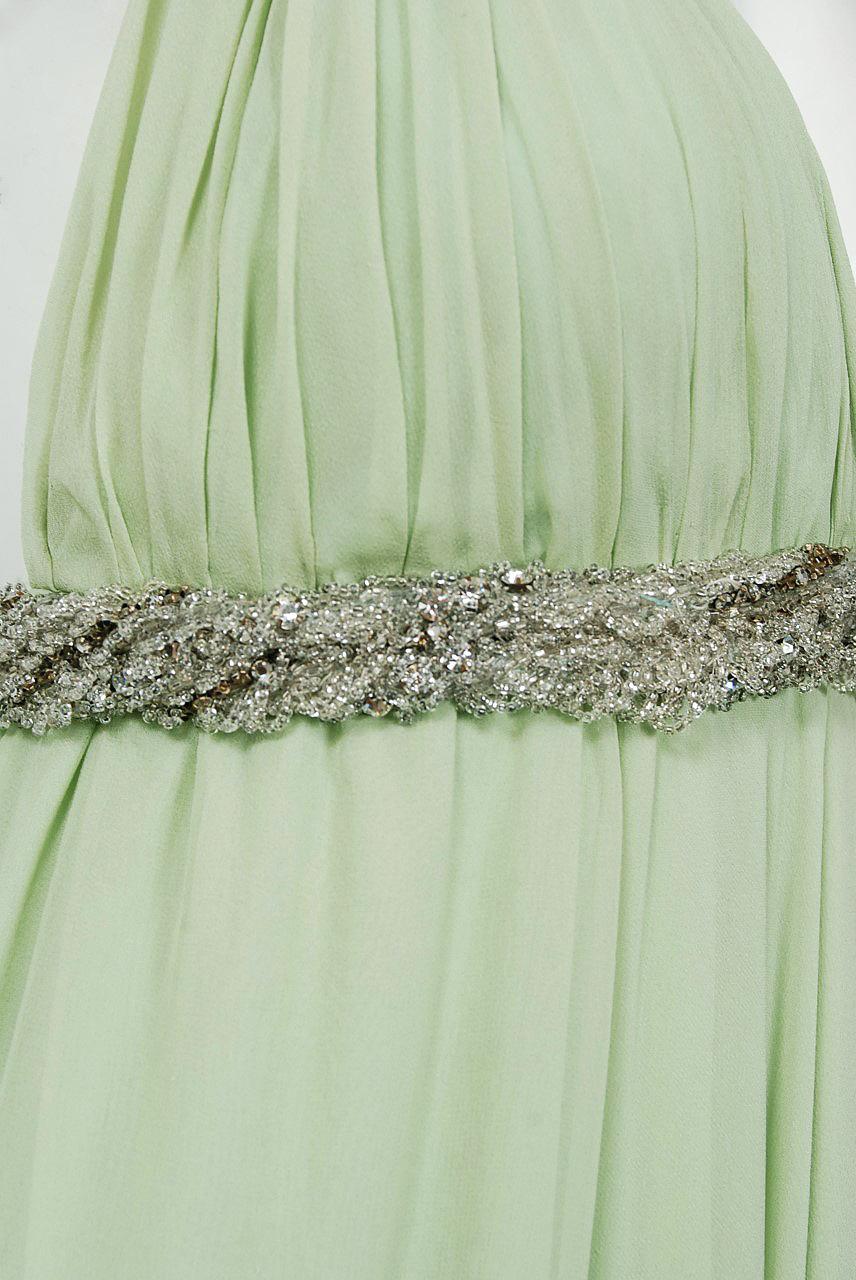 Sarmi Couture - Robe en mousseline de soie verte écume de mer à manches basses et ornée de bijoux, années 1960 Pour femmes en vente