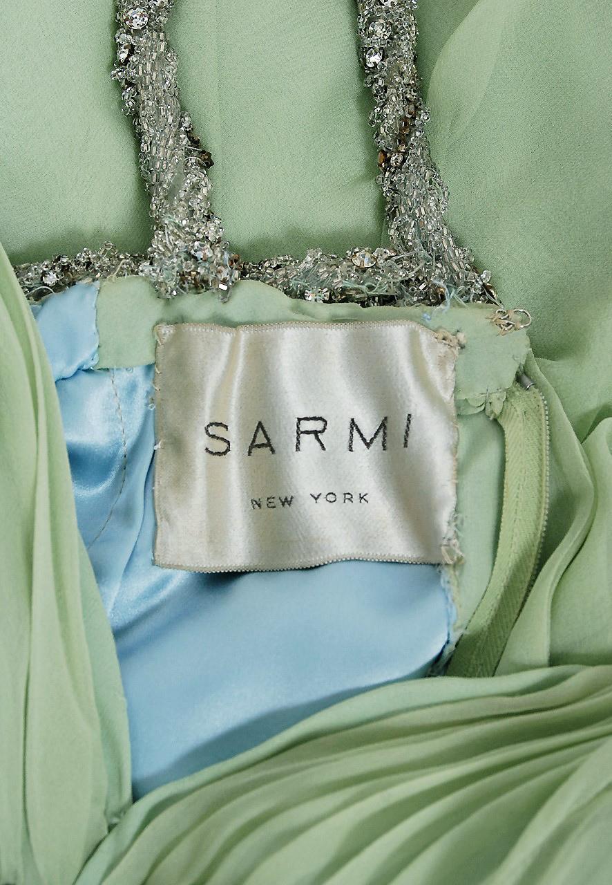 Sarmi Couture - Robe en mousseline de soie verte écume de mer à manches basses et ornée de bijoux, années 1960 en vente 4