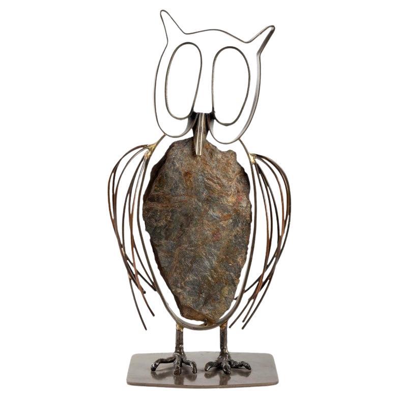 1965 Escultura "Le Hibou" en piedra y metal Firmada J.Maugeais y fechada 1965 en venta