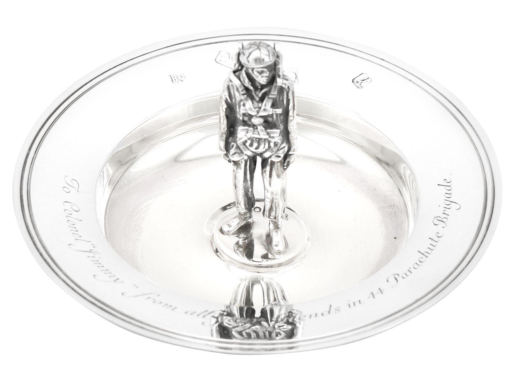 A fine and impressive vintage Elizabeth II English sterling silver presentation bowl made by William Comyns & Sons Ltd; an addition to our silver dining collection.

This fine vintage Elizabeth II sterling silver presentation bowl has a circular