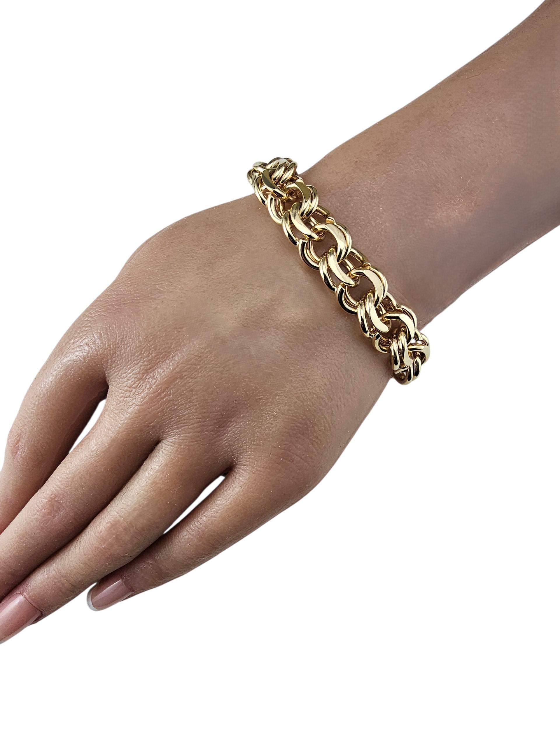 Tiffany & Co. Succo Bracelet à maillons en or jaune 14K

Ce spectaculaire bracelet Tiffany & Co. est réalisé en or jaune 14 carats massif avec des maillons entrelacés audacieux et polis. Son design intemporel et son poids important en font une pièce