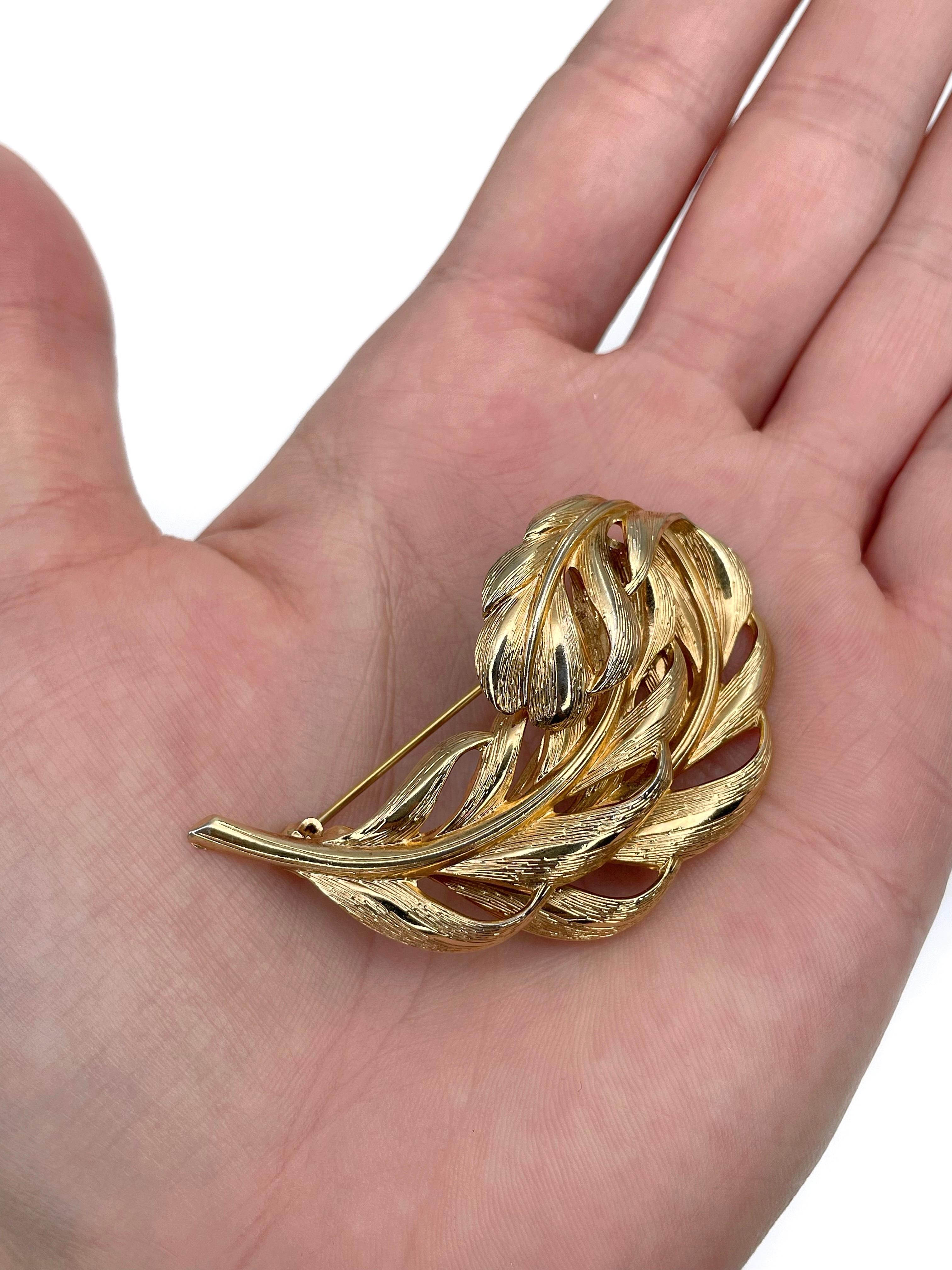 This is an elegant vintage leaf pin brooch designed by Grosse in 1965. This piece is gold plated. 

Signed: “Grosse© 1965 Germany” (shown in photos).

Size: 5x3cm

———

If you have any questions, please feel free to ask. We describe our items