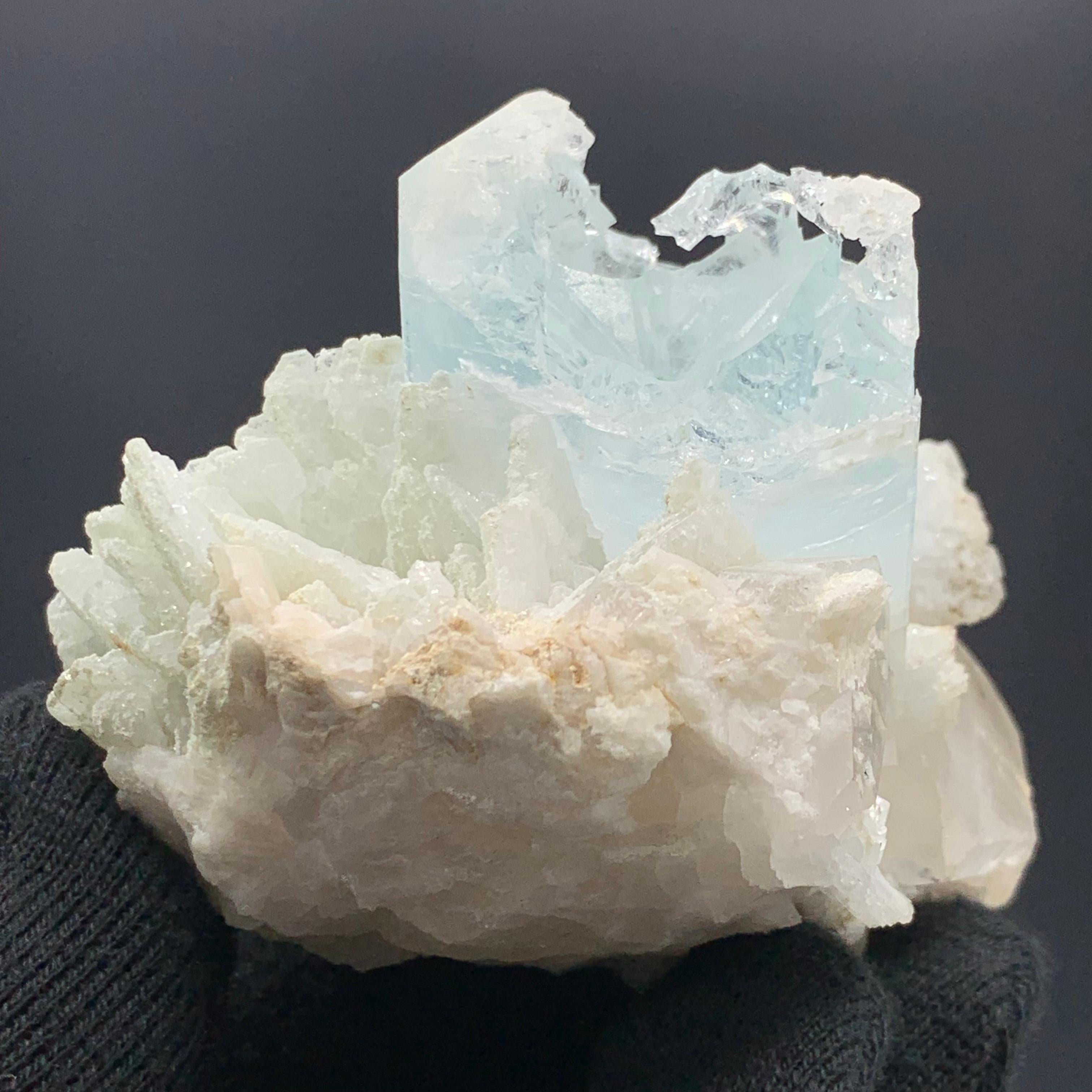 196,52 gramos de asombroso espécimen de aguamarina grabada procedente de Skardu, Pakistán en venta 1