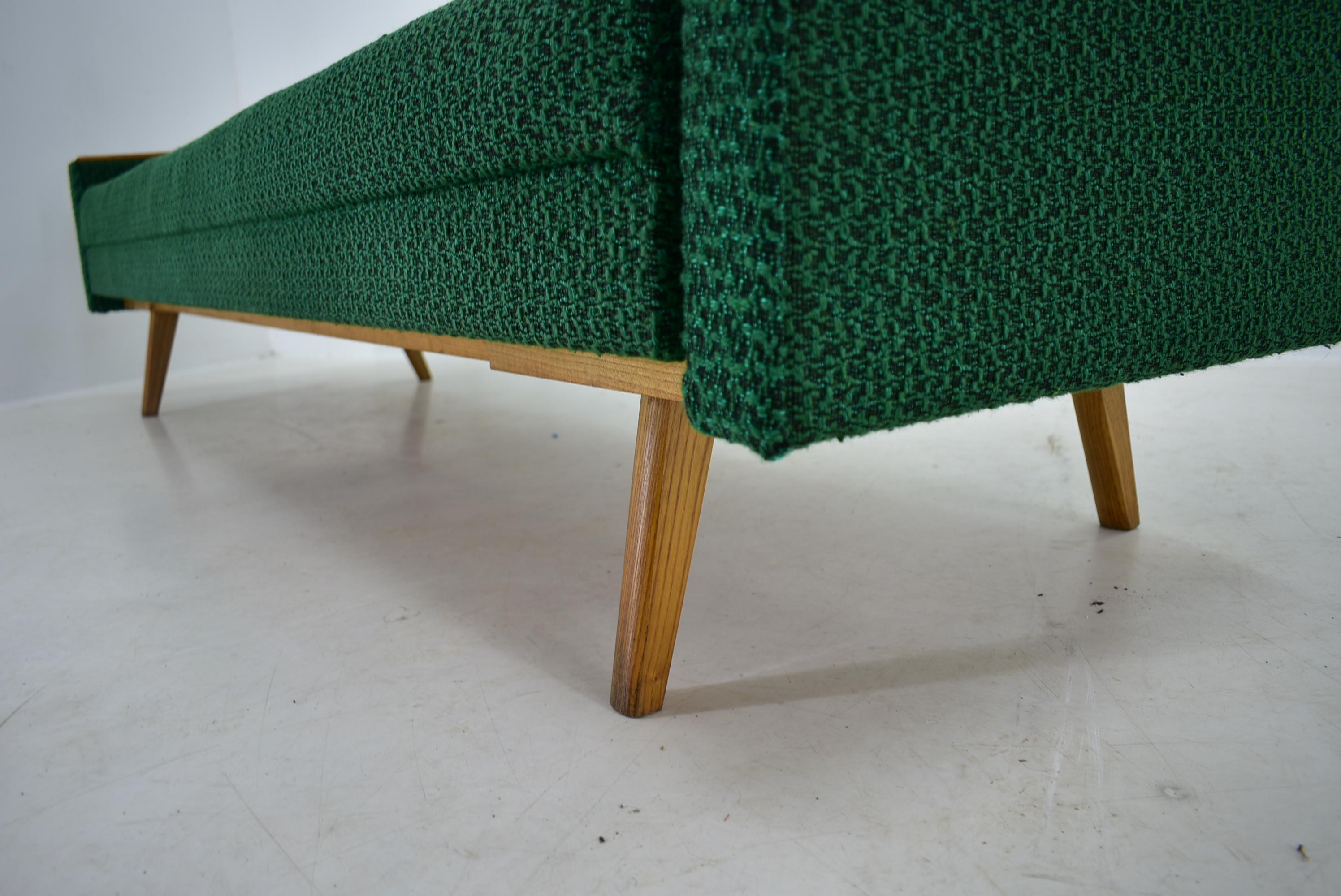 Mid-century folding sofa or daybed, 1965's.
Made in Czechoslovakia
Made of fabric cleaned , wood polished
Good original condition.
When unfolded, size 99cm
Seat Height 40cm

