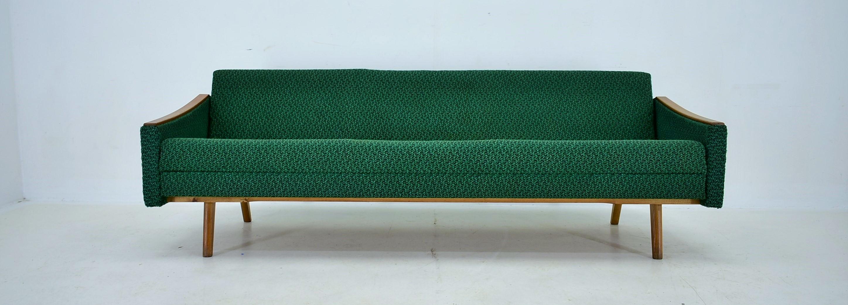 1965s 3-Seater Sofa, Czechoslovakia In Good Condition For Sale In Praha, CZ