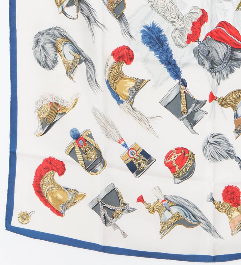 1956 Rare Echarpe en soie Hermès Casques et Coiffures Militaires par Francoise Heron Bon état à Paris, FR