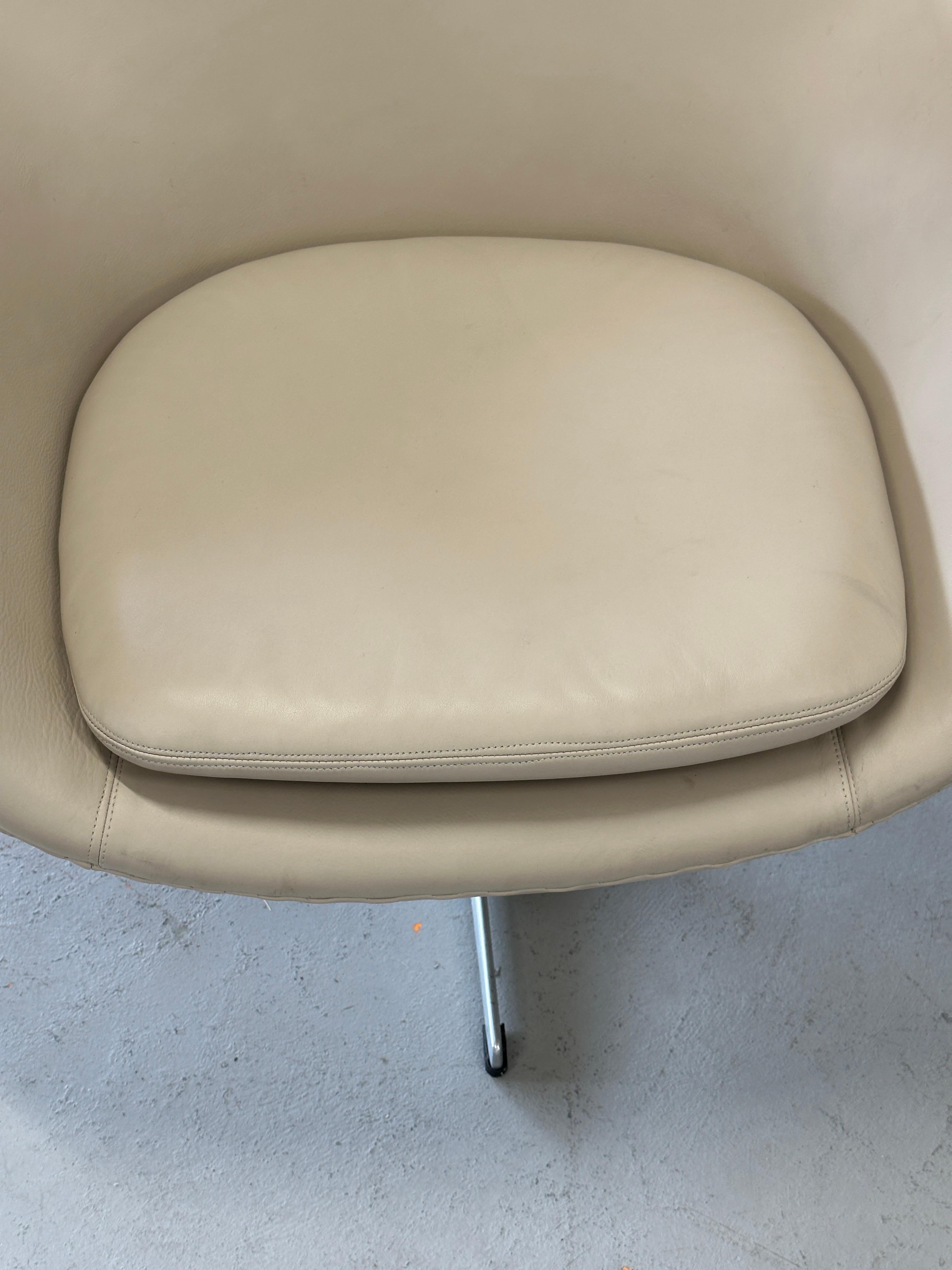 1966 Arne Jacobsen for Fritz Hansen Egg Chair in Leather For Sale 3