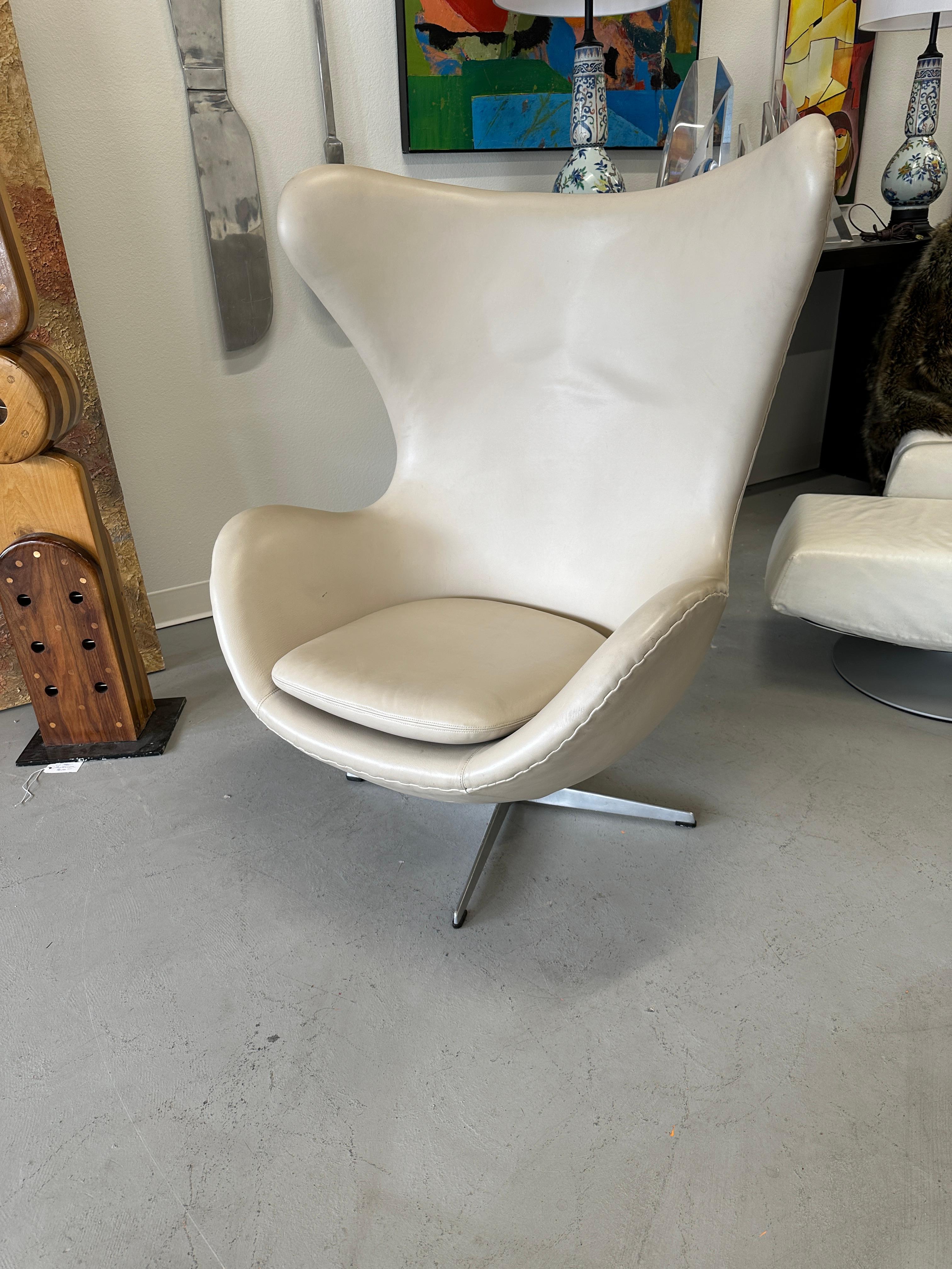 1966 Arne Jacobsen for Fritz Hansen Egg Chair in Leather For Sale 6