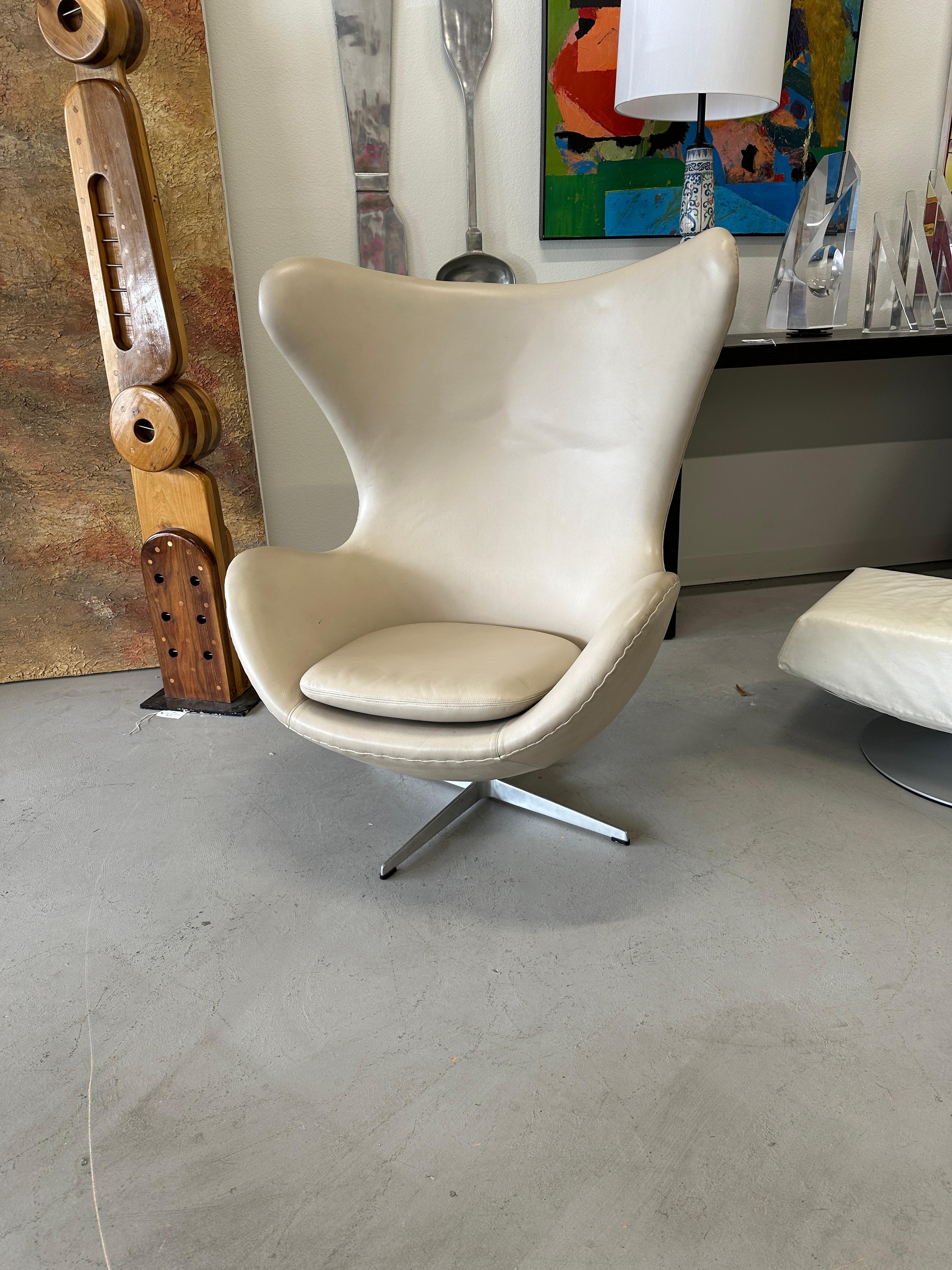 Magnifique fauteuil en cuir beige de Arne Jacobsen pour Fritz Hansen. Il porte le code de date 0466 indiquant une date de production de 1966. 
Le montant et le bas de la chaise sont munis d'étiquettes en aluminium.  
Dans l'ensemble en bon état pour