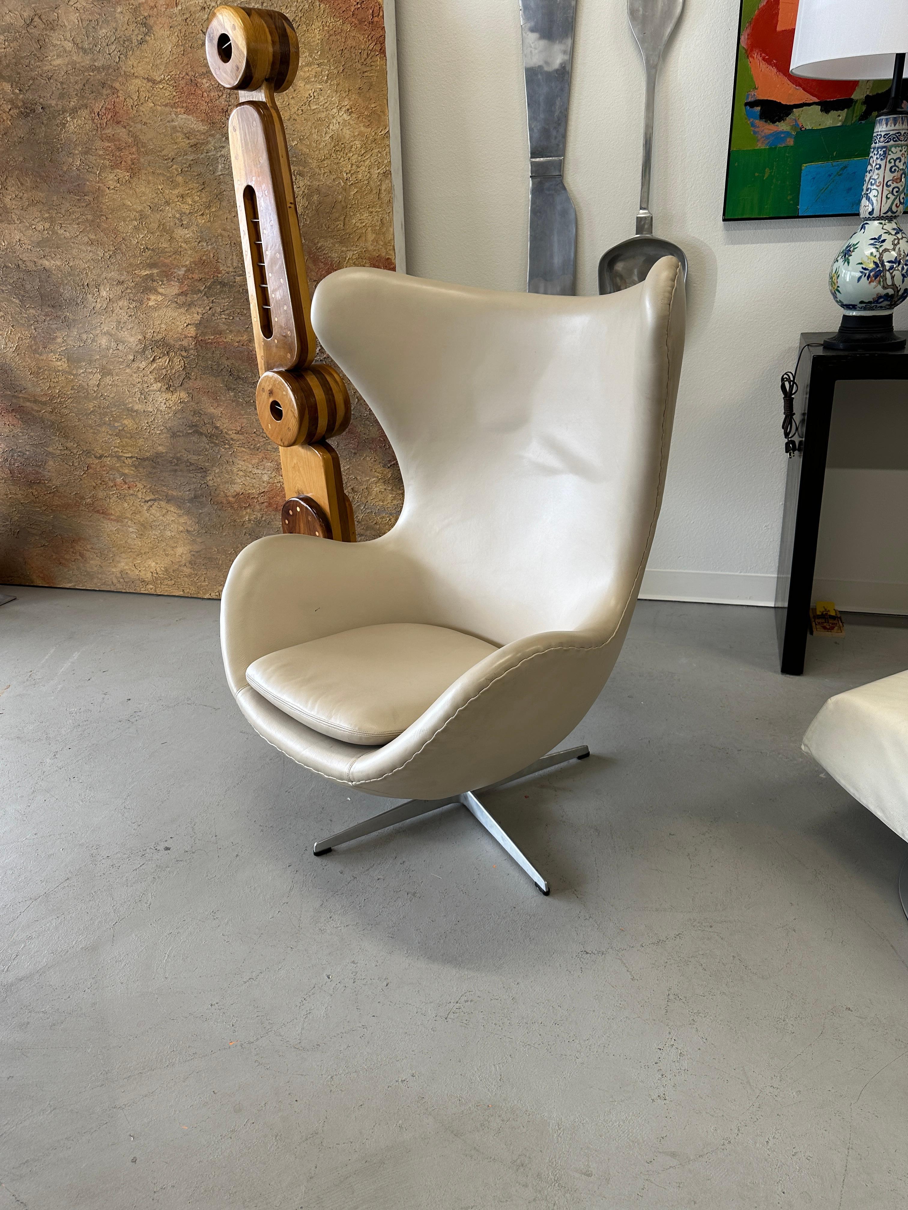 Mid-Century Modern 1966 Arne Jacobsen for Fritz Hansen Egg Chair in Leather For Sale