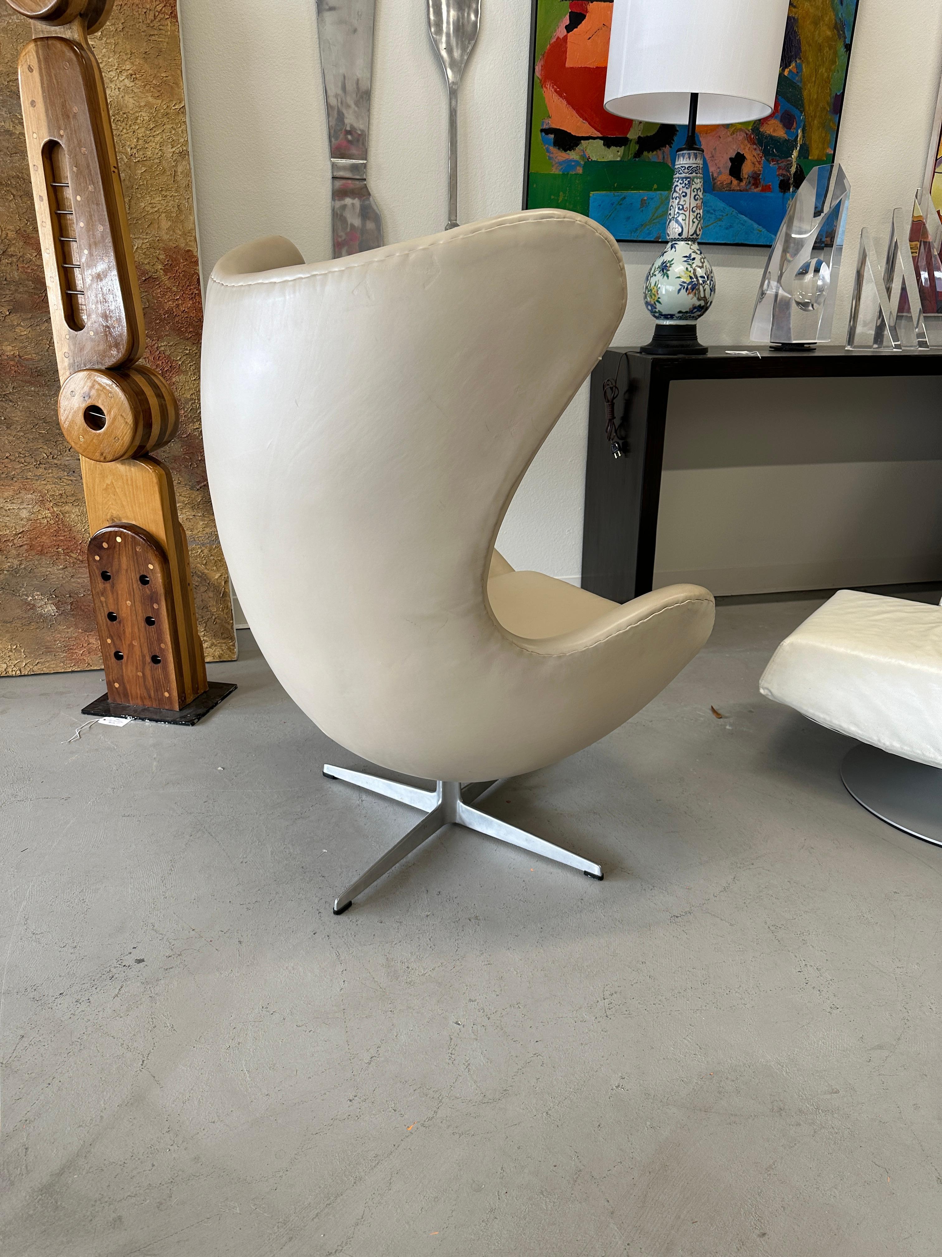 Danish 1966 Arne Jacobsen for Fritz Hansen Egg Chair in Leather For Sale
