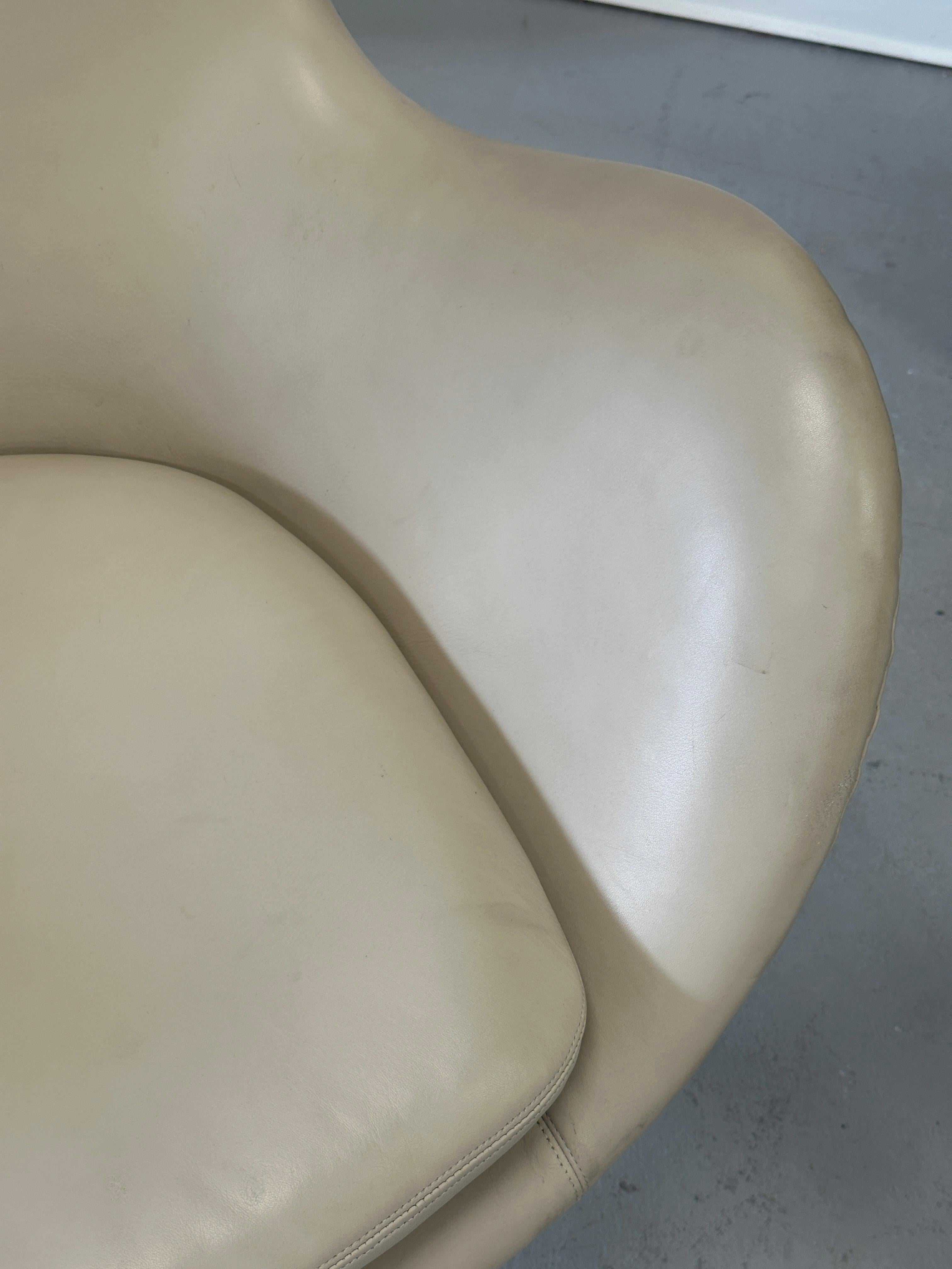1966 Arne Jacobsen for Fritz Hansen Egg Chair in Leather For Sale 1