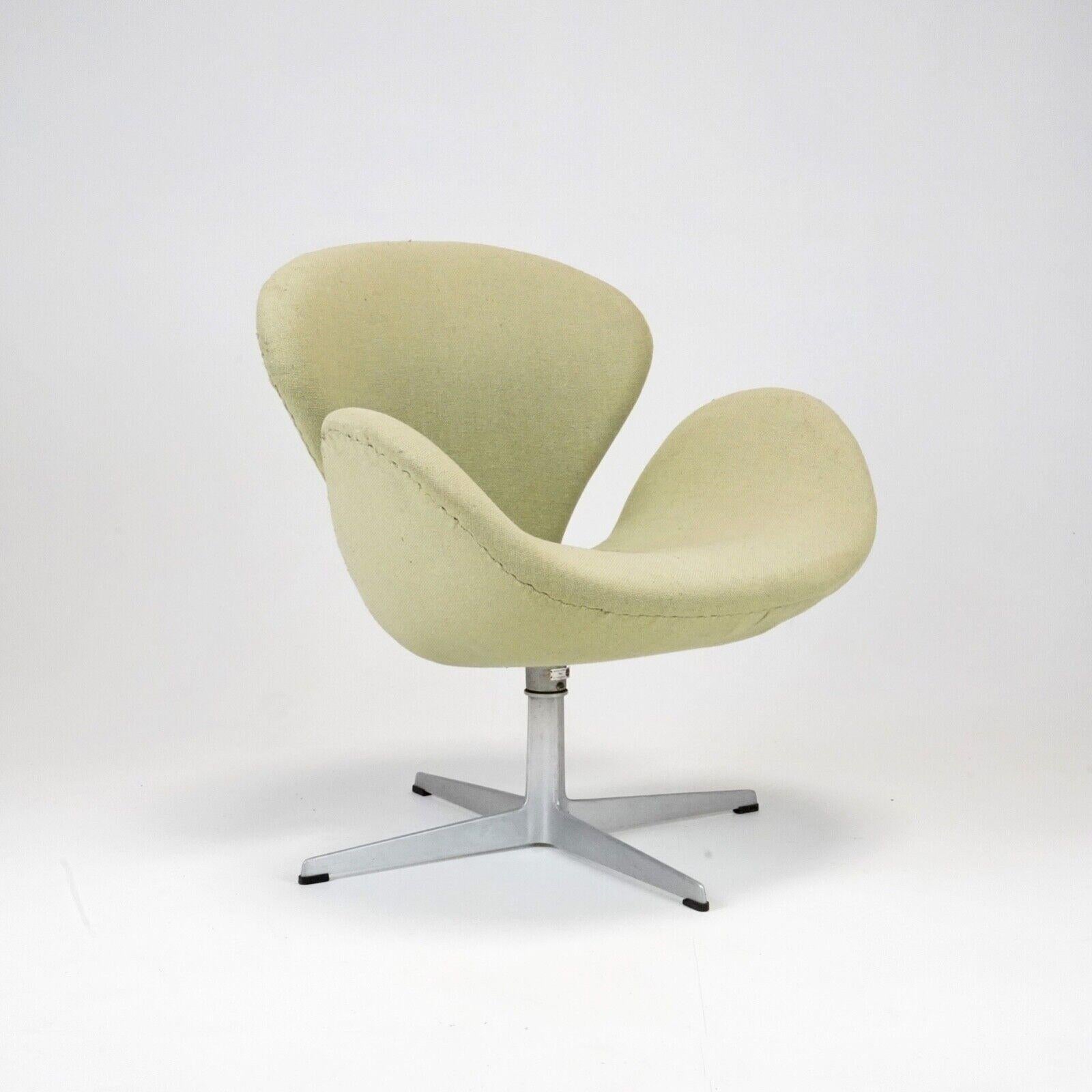 Mid-Century Modern 1966 Arne Jacobsen Swan Chair Produced By Fritz Hansen