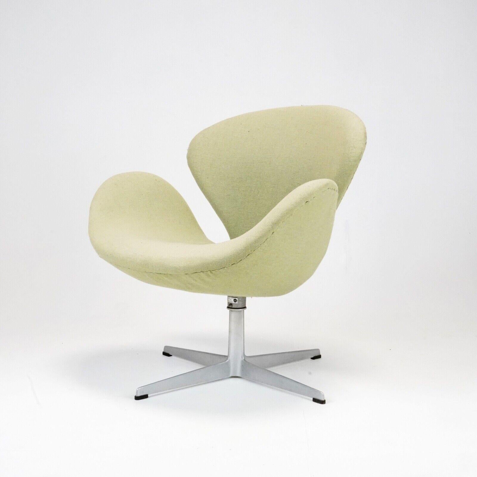 Danish 1966 Arne Jacobsen Swan Chair Produced By Fritz Hansen