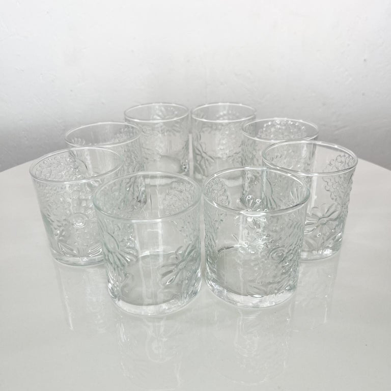 designed in 1966 by Finnish glass artist Oiva Toikka set of eight Flora series glasses Finland Iittala
Pretty flower relief motif.
Measures: 3.13 diameter x 3.38 tall.
Original preowned unrestored vintage condition.
See images provided.