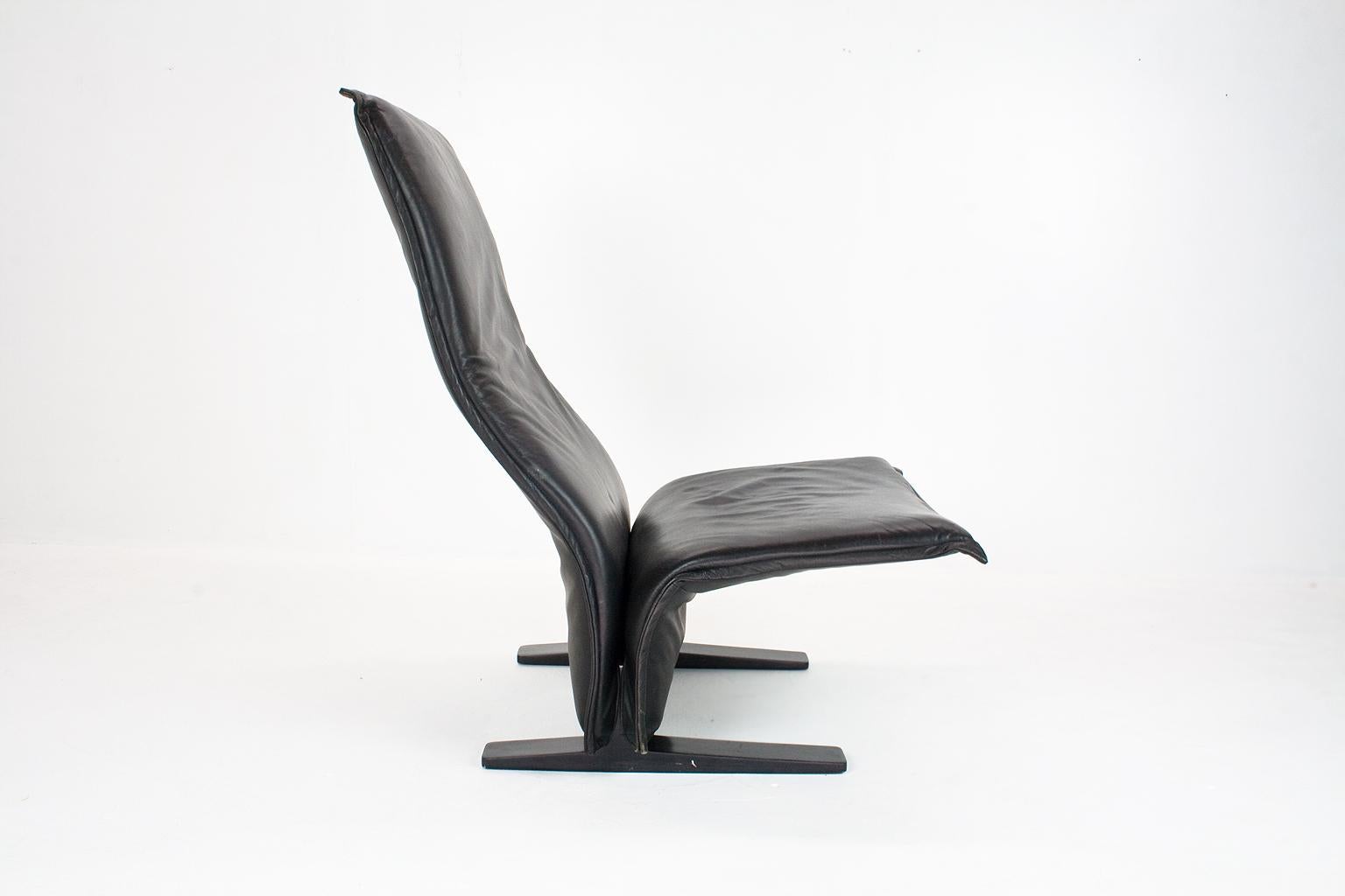 Original 1960s black leather Concorde (F784) lounge chair by Pierre Paulin with piping and aluminium base in black powder coating. In great vintage condition, great comfort.

Originally designed for the waiting room of the French Concorde aircraft