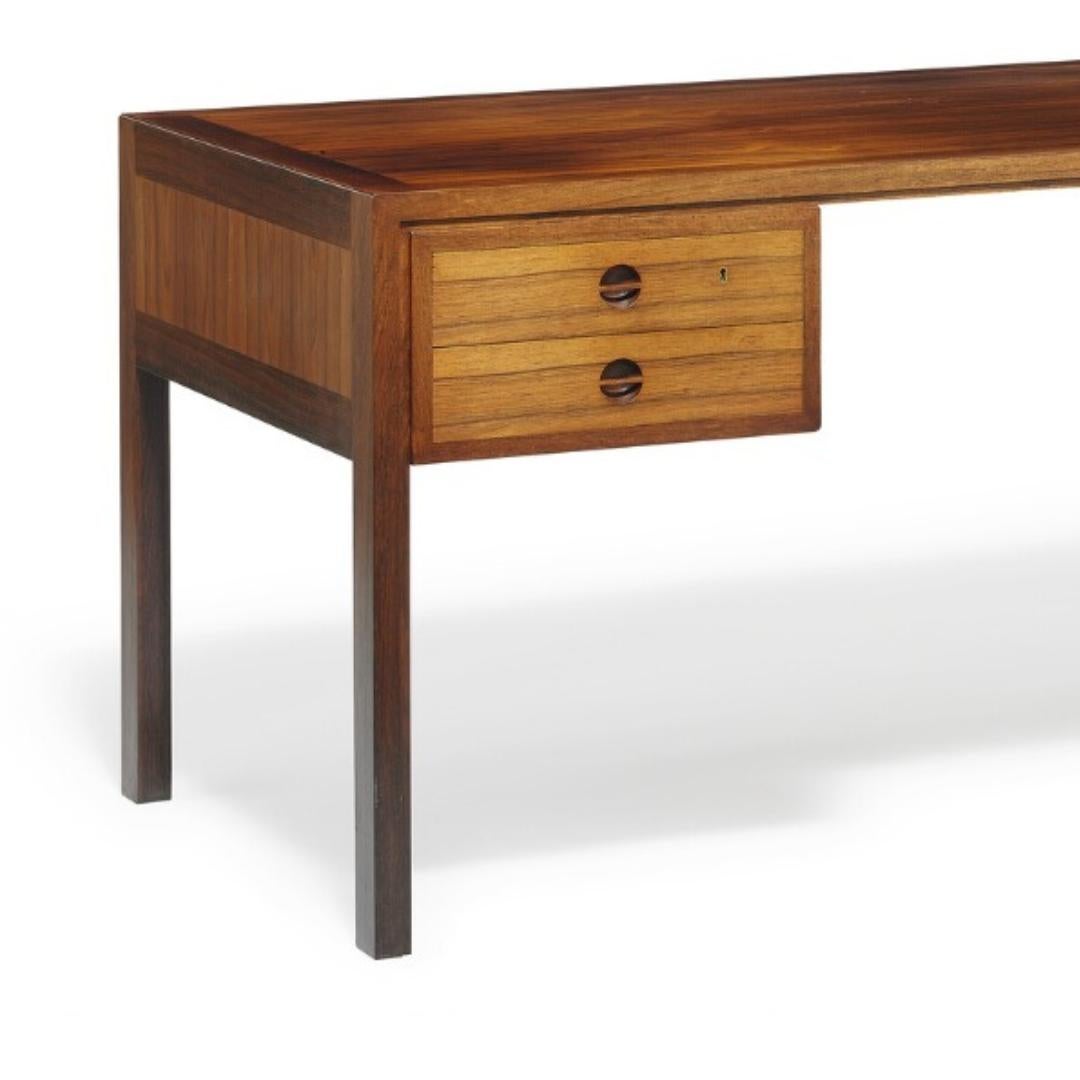 Helge Borg Mortensen Bureau. Façade avec quatre tiroirs avec poignées circulaires sculptées. H. 72 cm. L. 160 cm. D. 80 cm. Provenance : Réalisé comme test d'apprentissage par l'ébéniste Arne Poulsen, Copenhague. Éloge de l'apprentissage, 29 octobre